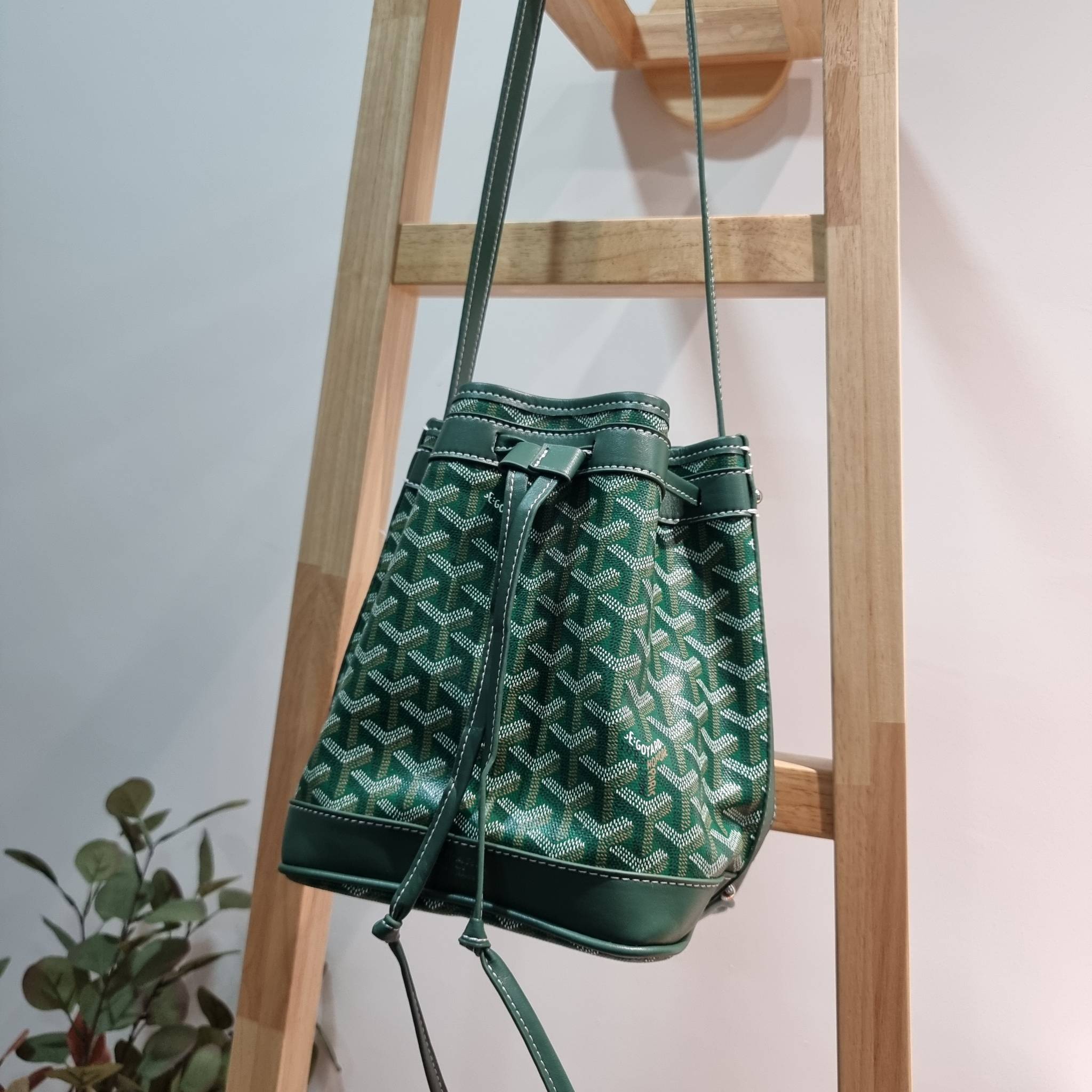 GOYARD PETITE FLOT BUCKET BAG กระเป๋าสะพายทรงบัคเก็ต ที่ดีไซน์สะดวกต่อชีวิตมาก รูปทรงคลาสสิค ดีไซน์เป็นเอกลักษณ์ สดใสทุกสี ดูผู้ดีในตัว วัสดุหนังแคนวาสพิมพ์ลายสวยคม ปากกระเป๋ารูดเปิด-ปิดได้ตามชอบ ภายในเป็นช่องโล่ง ใส่กระเป๋าสตางค์ มือถือ ได้ครบถ้วน มาพร้อ