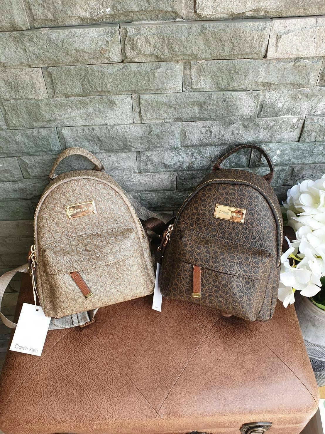 Calvin Klein Monogram mini backpack กระเป๋าสะพายเป้รุ่นใหม่ชนช้อป รุ่นยอดนิยม วัสดุ Saffiano PVC คุณภาพดี นิ่ม น้ำหนักเบา ด้านหน้าประดับด้วยโลโก้แบรนด์สุดหรู กระเป๋าโลโก้แบรนด์รอบใบ เปิดปิดกระเป๋าด้วยซิปสะดวกใช้ ที่จับหัวซิปปั้มแบรนด์ มีช่องซิปด้านหน้ากระ