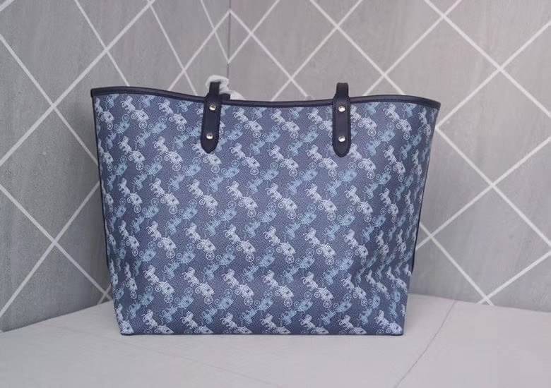 COACH 91107 REVERSIBLE CITY TOTE WITH HORSE AND CARRIAGE PRINT ใช้ได้ 2 ด้าน 🔺ทรง Tote รุ่นแนะนำค่ะ!! วัสดุ pvc อย่างดี นิ่มยวบตัวสวย ลายรถม้าทั้งใบค่ะ (ในไทยหายากค่ะลายนี้) 📌สามารถใช้ได้ทั้งด้านในและด้านนอกนะคะ สวยทั้ง2ด้านเลยทีเดียว เป็น