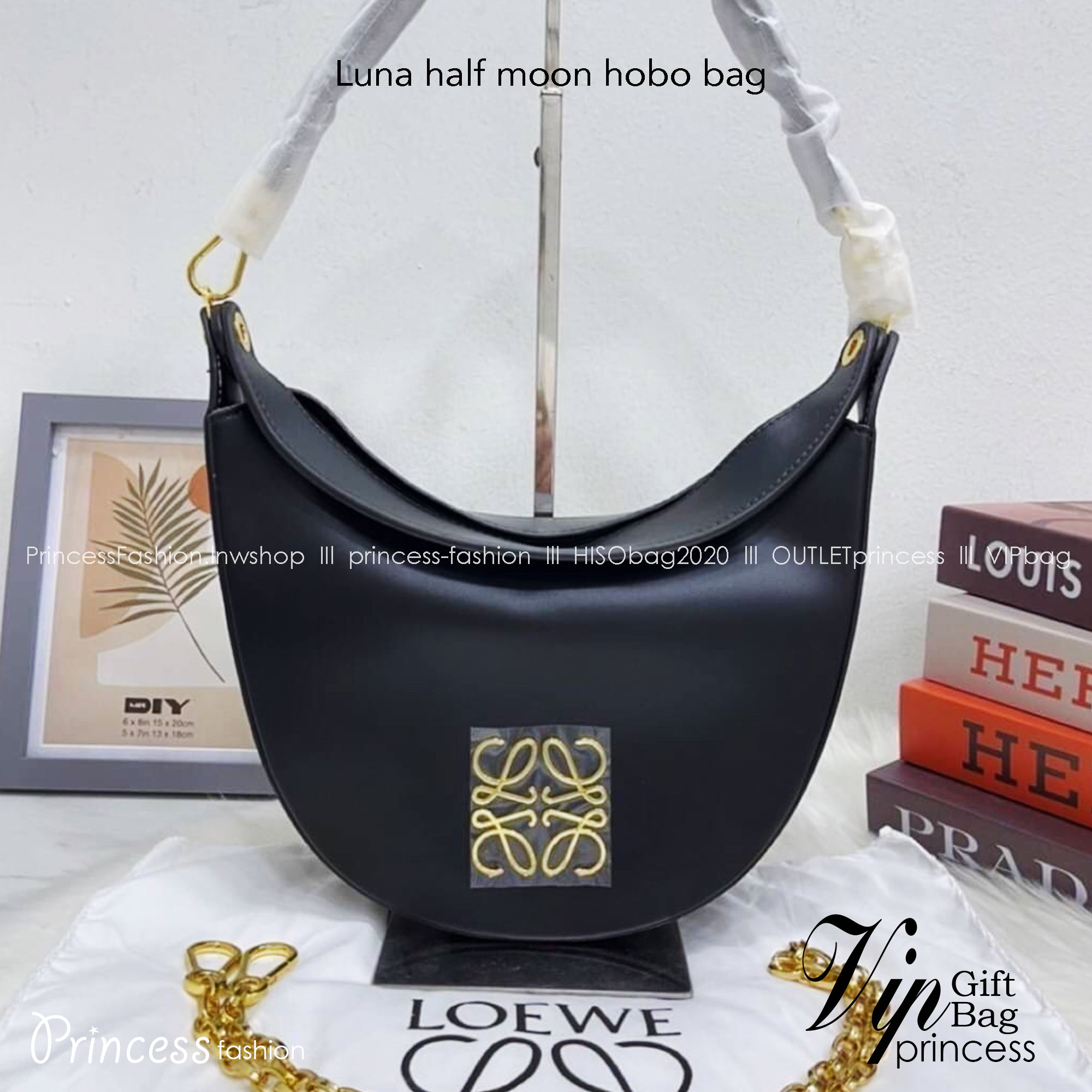 LOEWE Luna half moon hobo bag ใหม่ล่าสุดก่อนใคร สวยได้ไม่ต้องรอ กับคอลใหม่ลุคลูกคุณ รูปทรงยอดฮิต ตอบโจทย์ได้ทุกลุค ทุกไลฟ์สไตล์ ใช้งานได้ง่ายคล่องตัว