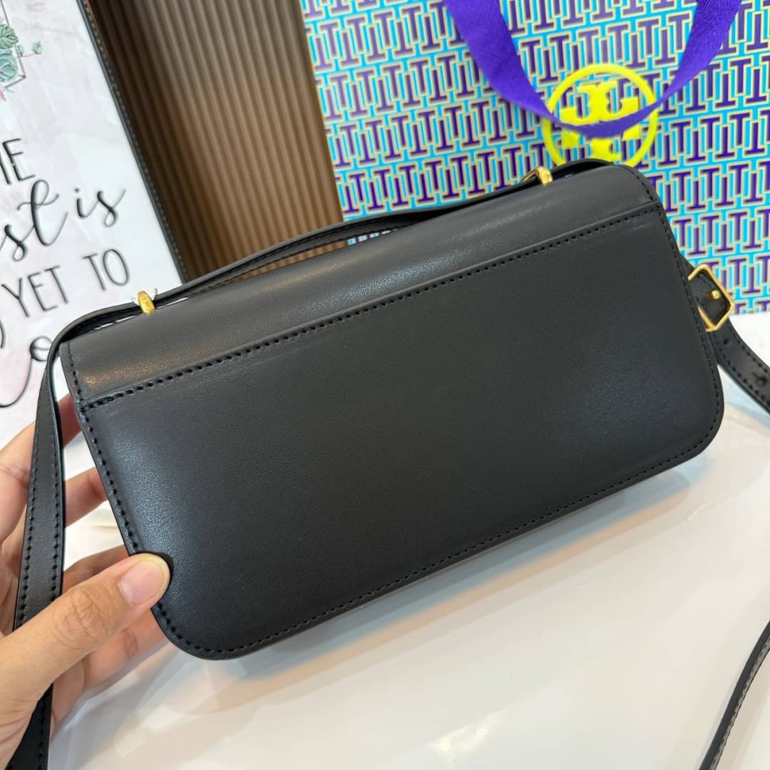 TORY BURCH ELEANOR SMALL LONG CONVERTIBLE SHOULDER กระเป๋าสะพายทรงยาว E/W Eleanor Convertible สูดหรู ดูแพง หนังแท้ เรียบสวยหรู โดดเด่นด้วยป้ายโลโก้สีทอง ลาย Double T อันเป็นเอกลักษณ์ ภายในช่องโล่งกว้างสามารถใส่โทรศัพท์ได้ทุกรุ่น สามารถใส่กระเป๋าสตางค์ใบยา