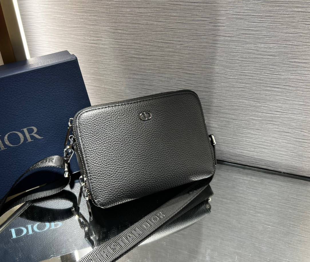 หนังแท้ CHRISTIAN DIOR BLACK GRAINED CALFSKIN POUCH WITH SHOULDER STRAP BAG พร้อมส่งที่ไทย เกรดออริจินอลหนังแท้ทั้งใบ ภาพสินค้าถ่ายจากงานขายจริง ใช้งานต่างประเทศได้