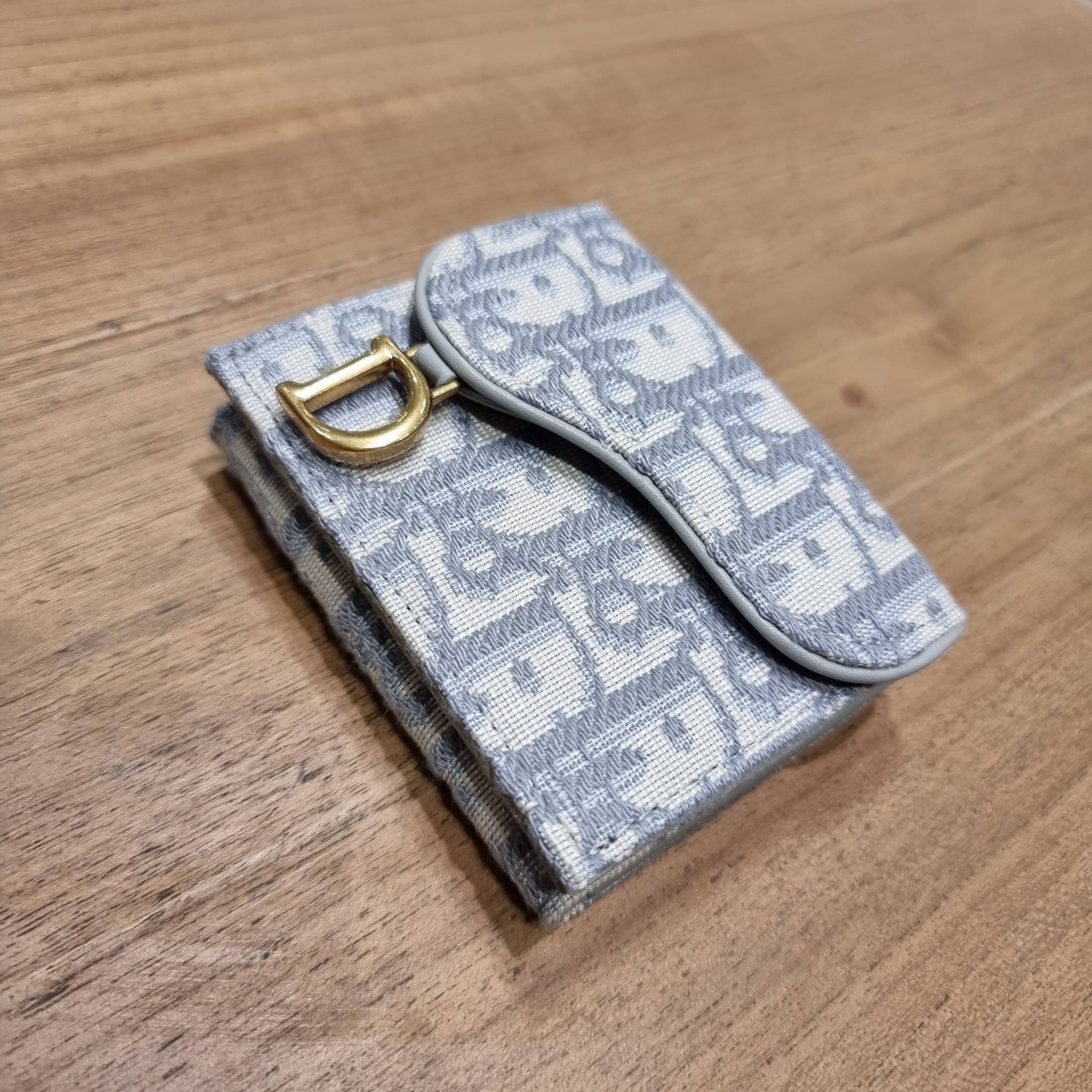 VIP 】CD MULTI WALLET WITH GWP กระเป๋าสตางค์ขนาดเหมาะมือ กะทัดรัดไม่กินพื้นที่ พรีเมี่ยมกิ๊ฟจากเคาน์เตอร์ ดีไซน์แบบพับ ใช้งานง่าย น่ารักน่าใช้จริงๆ วัสดุผ้าแคนวาสปักลาย สลับหนังแท้ภายใน ภายในมีช่องใส่บัตร ใส่ธนบัตรได้ สะดวกใช้มากๆ มาพร้อม box set ในราคาที่