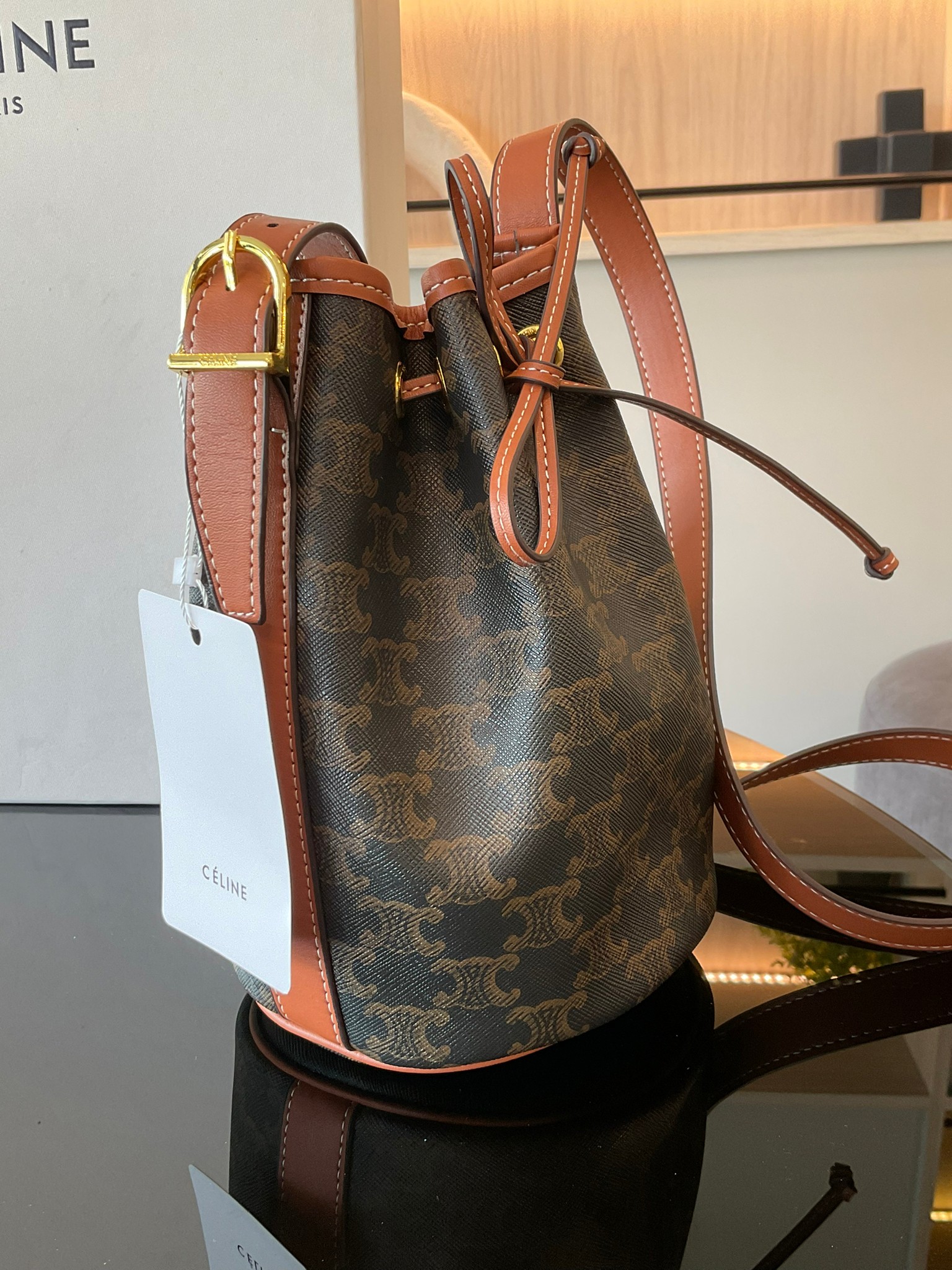 CELINE SMALL DRAWSTRING BAG IN TRIOMPHE ในรุ่นนี้ได้รับคำชื่นชมจากแฟชั่นกูรูทั้งหลาย เนื่องจากมีรูปทรงที่สุดแสนจะเรียบง่าย มีช่องใส่ของที่กว้าง ตัวกระเป๋าเป็นแบบหูรูด ช่วยให้เปิด-ปิดง่าย สะดวกต่อการใช้งาน