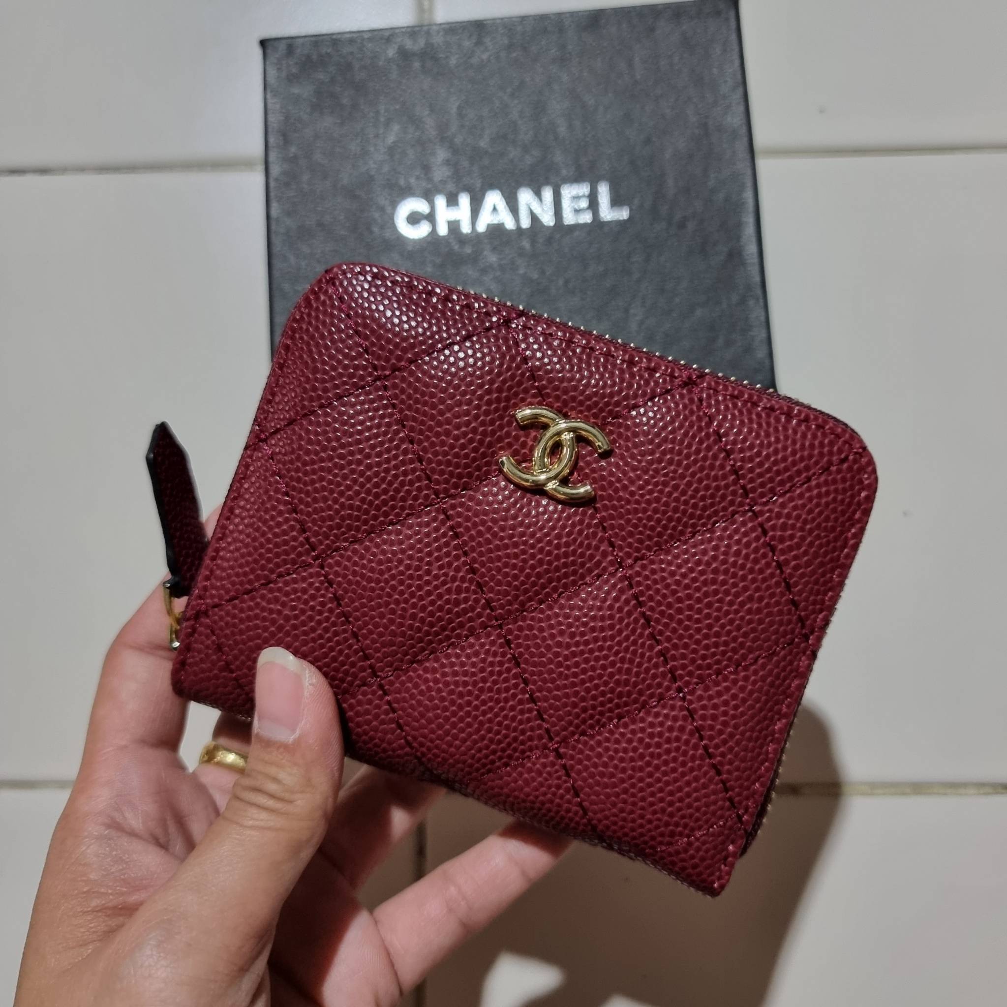 กระเป๋าสตางค์ใบสั้นรุ่นซิปรอบ จาก Chanel เรียบหรู ดูไฮน์ วัสดุหนังสังเคราะห์ลายคาร์เวีย ด้านในเป็นหนังซาฟเฟียโน่ เปิด-ปิดด้วยซิป รูดใช้งานง่าย ภายในกระเป๋ามีช่องใส่บัตร ใส่ธนบัตรได้ (แบบพับ) ดีไซน์เรียบหรูตามสไตล์ ใช้แล้วเฮง ใช้แล้วรวย จัดเลยจ้าา 🥰