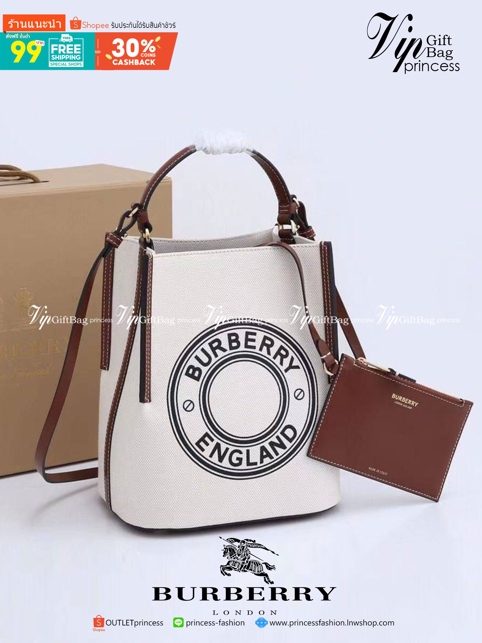 หนังแท้ BURBERRY FRAGRANCES CROSSBODY BUCKET BAG วัสดุ Canvas & Leather สวยหรูอยู่ทรงมาพร้อมกระเป๋าคลัชใบเล็กสีน้ำตาลเข้าชุด ภายในโล่งกว้างและจุ สามารถใส่กล้อง มือถือ ของใช้ได้เยอะ มือจับหนังแข็งแรงหิ้วถนัดมือพร้อมสายสะพายหนังยาวปรับระดับได้ อะไหล่แบรนด์ส