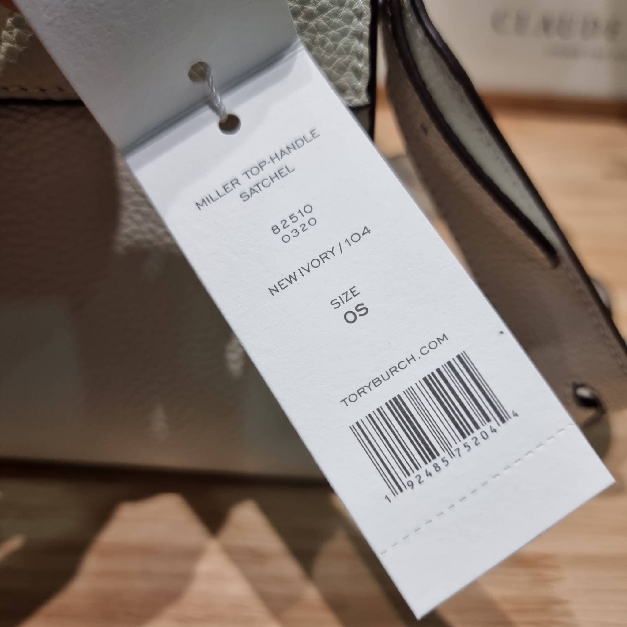 TORY BURCH MILLER TOP HANDLE SATCHEL ใหม่ล่าสุด กับกระเป๋าสะพายรุ่นยอดนิยม ที่มาในดีไซน์ top handle ให้สะดวกใช้ได้มากขึ้นด้วยหูจับในตัว โดดเด่นด้วยโลโก้สีทอง ด้านหน้าและด้านหลังมีช่องเปิดเก็บของได้