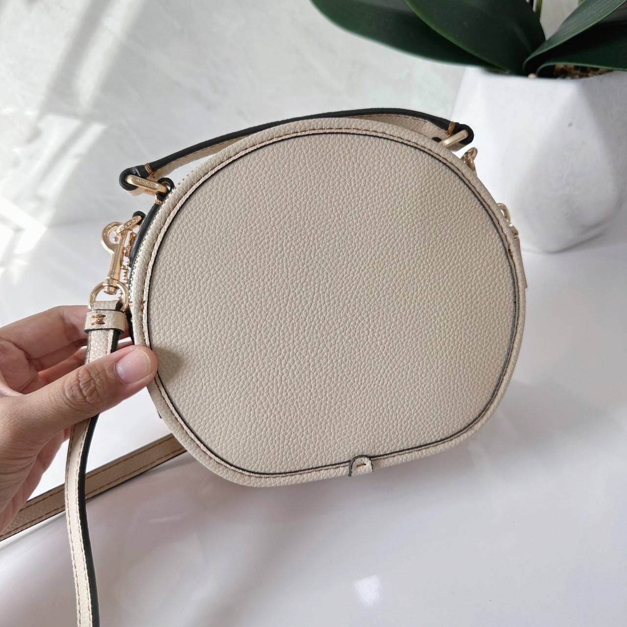 COACH X PEANUTS CANTEEN CROSSBODY WITH SNOOPY PRESENT MOTIF (CE845,CF290) กระเป๋าสะพายข้างทรงกลมไซส์มินิ มีหูจับ วัสหนังแท้ ด้านหน้าโดดเด่นด้วยรูปการ์ตูนSnoopy