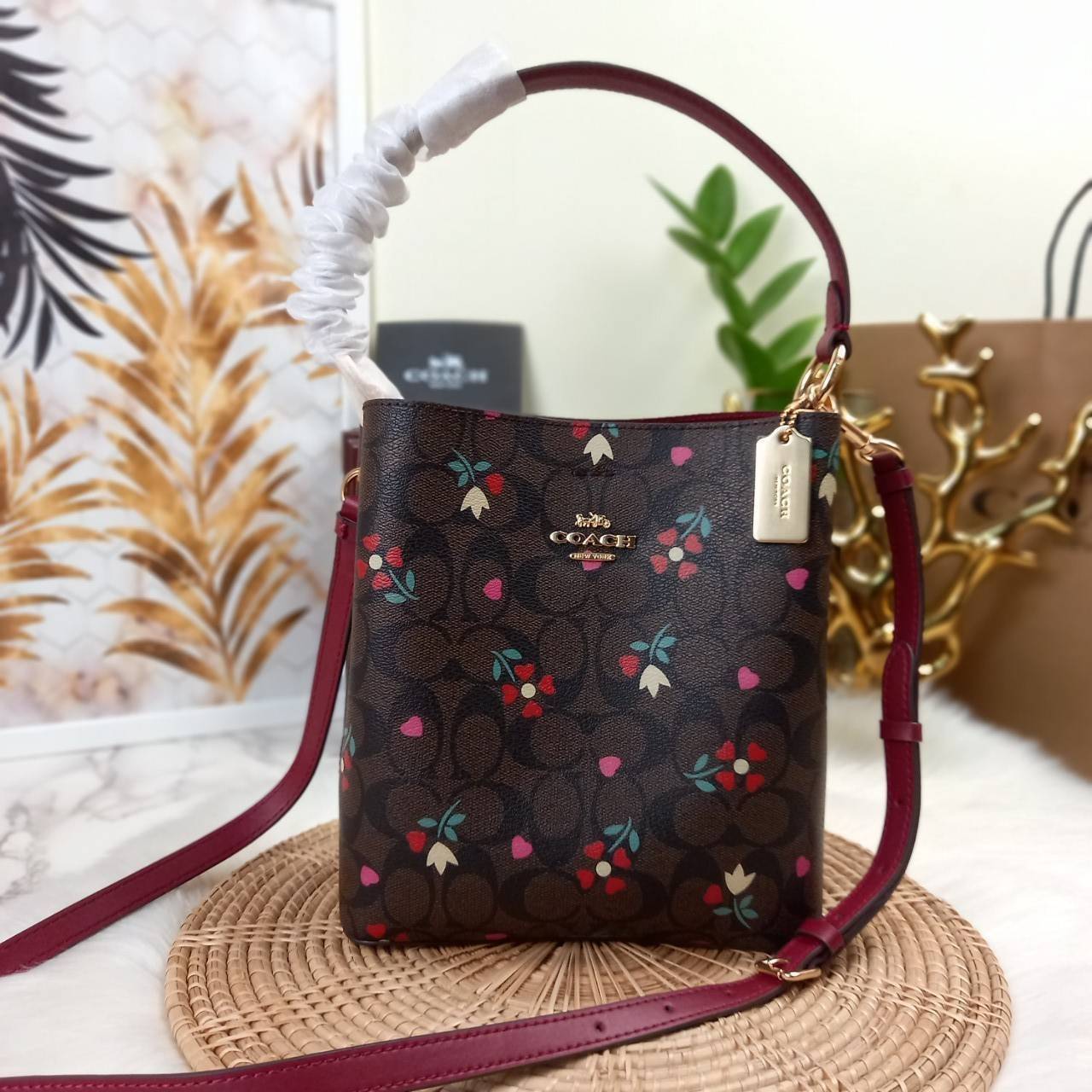 COACH SMALL TOWN BUCKET BAG WITH HEART PETAL PRINT(C7975//C7976)🌺💞กระเป๋าถือ กระเป๋าสะพาย ทรงฮิตยอดนิยมตลอดกาล>>ปริ้นลายดอกไม้รูปหัวใจมินิ น่ารักเกินเบอร์มาก🥰 ไม่ว่าจะออกมาคอลเลคชั่นไหนๆ ก็ครองใจสาวๆไปได้ทุกรุ่น/ วัสดุหนังแคน