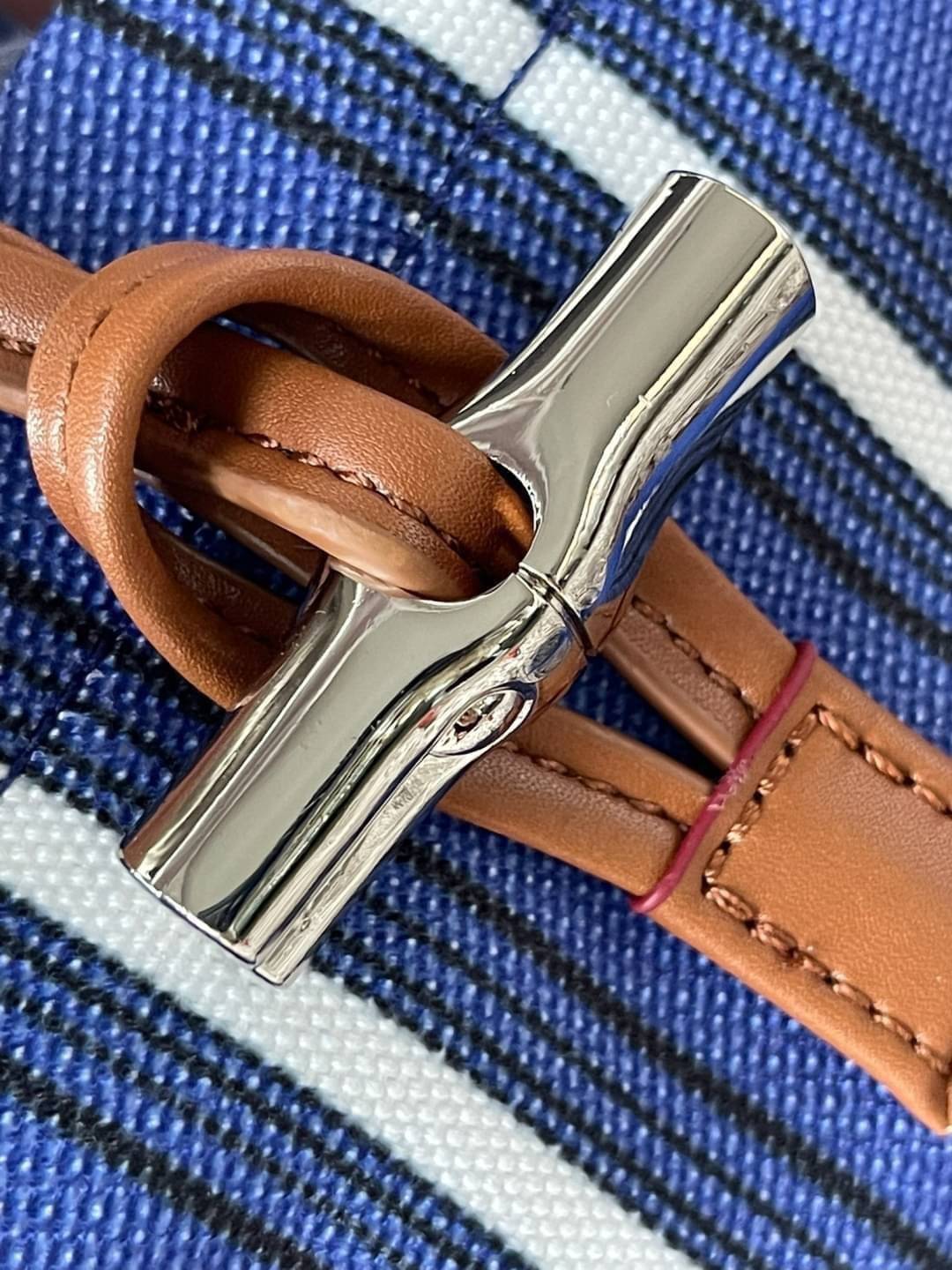 LONGCHAMP ROSEAU ESSENTIAL RAYÉ Bucket bag S - Blue สำหรับใครที่ต้องการกระเป๋าแบบใช้งานได้ในหลาย ๆ โอกาส สีสันกระเป๋าสามารถแมทช์ได้ง่ายกับเสื้อผ้า Longchamp รุ่นนี้สามารถตอบโจทย์ เป็นกระเป๋าที่ขนาดกำลังพอดี