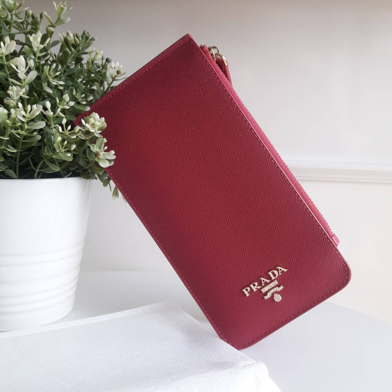 Best Seller รุ่นขายดีเว่อร์วัง♡♡ **สำหรับคนชอบใส่บัตรเยอะ แนะนำรุ่นนี้คะ งานพรีเมี่ยมกิ้ฟท์จากเค้าเตอร์ต่างประเทศ กลับมาพร้อมส่งครบสี อีกครั้งค่า กระเป๋าสตางค์ทรงสวย สะดุดตา หนังสัมผัส Safiano จากแบรนด์ PRADA มีช่องใส่นามบัตรมากถึง 16 ช่อง ด