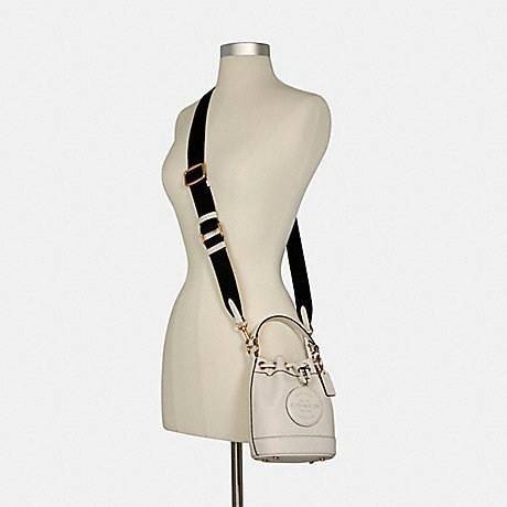 COACH DEMPSEY BUCKET BAG 15 WITH COACH PATCH AND HEART CHARM สวยงามด้วยดีไซน์ทรงตะกร้าแบบมินิมอลแสนน่ารัก ดีเทลสะดุดตา รูปทรงจดจำง่าย ถือแบบชิคๆ หรือยิ่งไปกว่านั้น สายสะพายของกระเป๋าก็สามารถถอดออกเพื่อเปลี่ยนรูปแบบการสะพายได้ทั้งแบบสะพายไหล่และสะพายคาดลำต