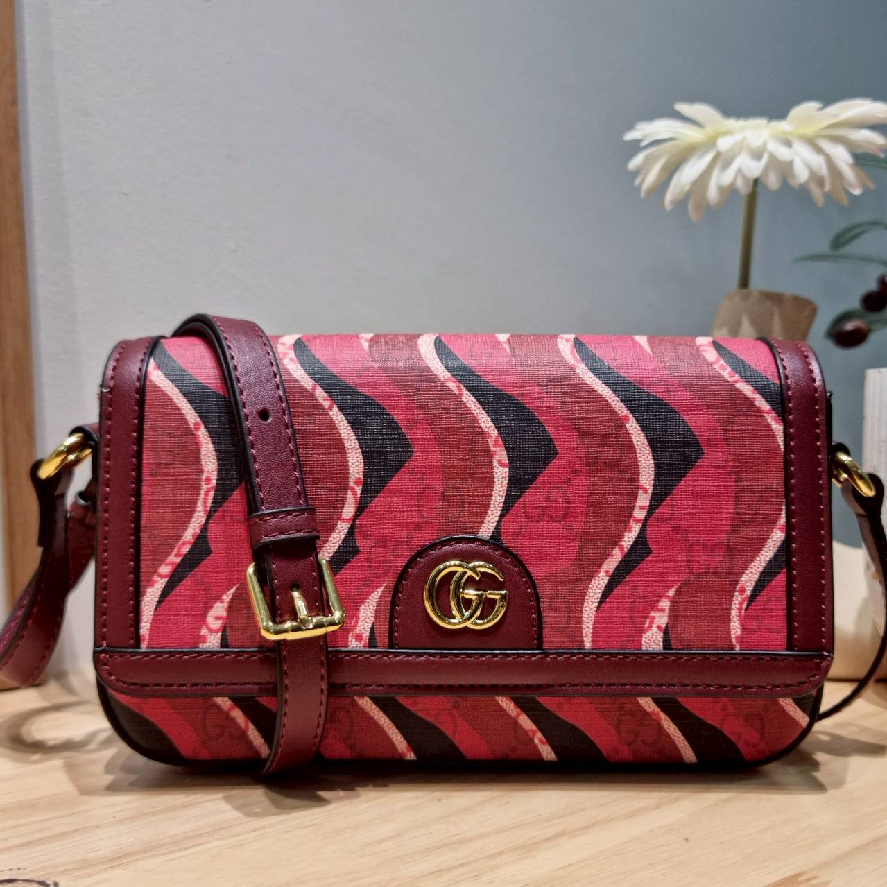 Gucci Lunar New Year Printed super mini bag ไอเท็มหายากสุดปัง กระเป๋าสะพายรุ่นรับทรัพย์ คอลเลคชั่นใหม่พร้อม box set โทนสีใหม่ของแบรนด์ เป็นการตกแต่งที่มีกิมมิคไม่เหมือนใคร