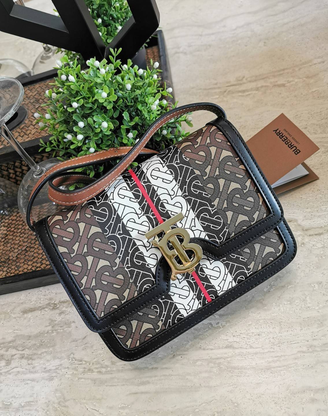 พรีเมี่ยมกิ๊ฟแท้ 100% 】BURBERRY FRAGRANCES LEATHER CROSSBODY BAG VIP GIFT WITH PURCHASE (GWP) กระเป๋าสะพายพรีเมี่ยมกิ๊ฟรุ่นใหม่ล่าสุด Limited จาก BURBERRY Perfume DutyFree