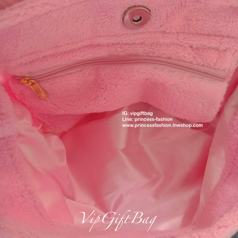 ชมพู MUST HAVE ITEM 2019 !! รุ่นยอดฮิตของ **วัยรุ่นสายสตรีท ทั่วโลก จากงาน CHANEL VIP GIFT **ของแท้100% **มีป้ายNOTFORSALE เป็นกระเป๋า ใบสวยรุ่นหายาก ขนาดกำลังดี ใช้ได้ทั้งหญิงชายเลยค่ะ ขนเฟอร์นิ่มมากกก เก็บของอย่างดี น้ำหนักเบา ด้านในมีช่องใส่ของจุกจิก M