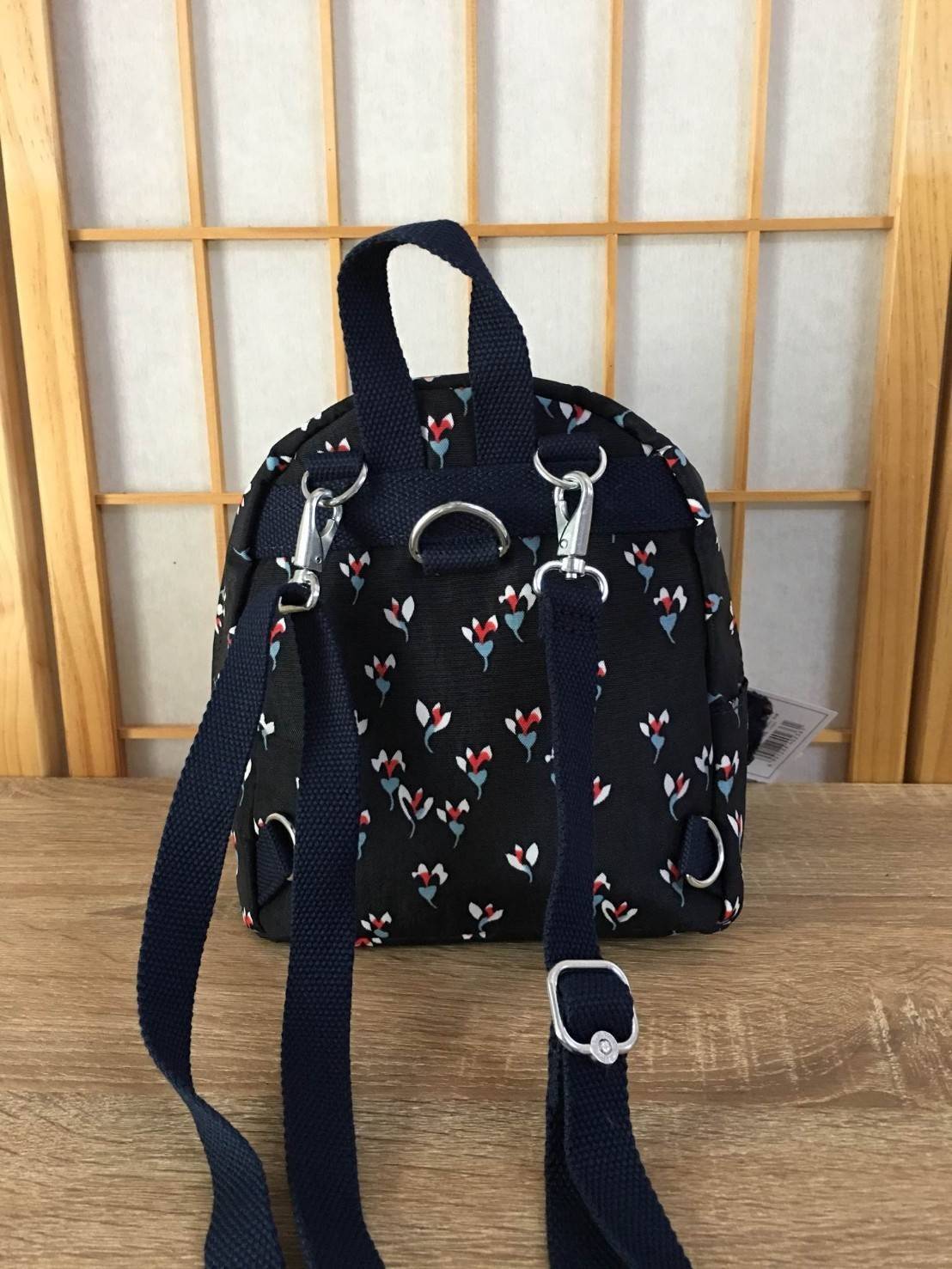 Kipling Mini K12673 กระเป๋าขนาดมินิ ใช้งานได้ถึง 3 แบบ ปรับเป็นเป้สะพายหลัง สะพายข้าง และมีหูหิ้ว ลวดลายสวยน่ารัก มีช่องเก็บหลายช่องแยกเก็บของจุกจิก ด้านข้างมีช่องโล่งไว้ใส่ของที่ต้องหยิบใช้บ่อยครั้ง สะพายได้กับสาวทุกลุคเลยค่ะ ไม่ควรพลาดเลยค่ะรุ่นนี้รีบจอ