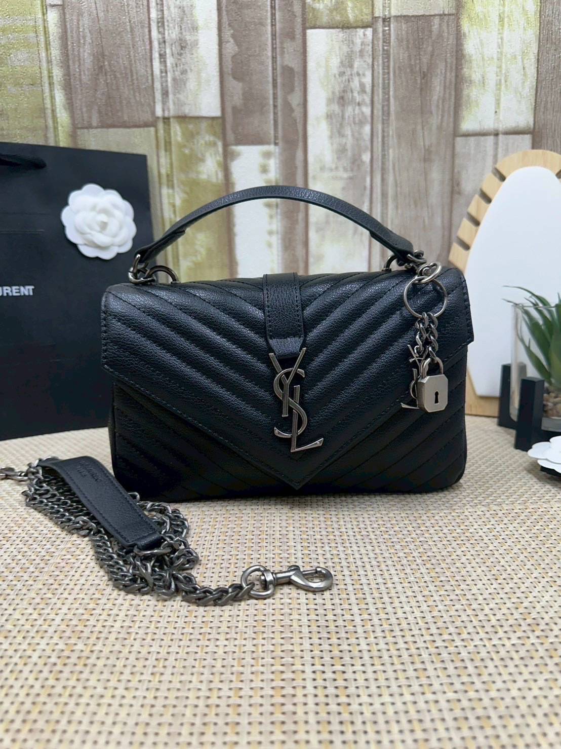 ORI หนังแท้ | YSL COLLEGE MEDIUM IN QUILTED LEATHER 25cm กระเป๋าสะพายทรงสวยสุดหรู ดูติดแกลมสุดๆ โดดเด่นด้วยโลโก้ด้านหน้า เพิ่มดีเทลความผู้ดี ไม่เคยผิดหวังจริงๆ!!