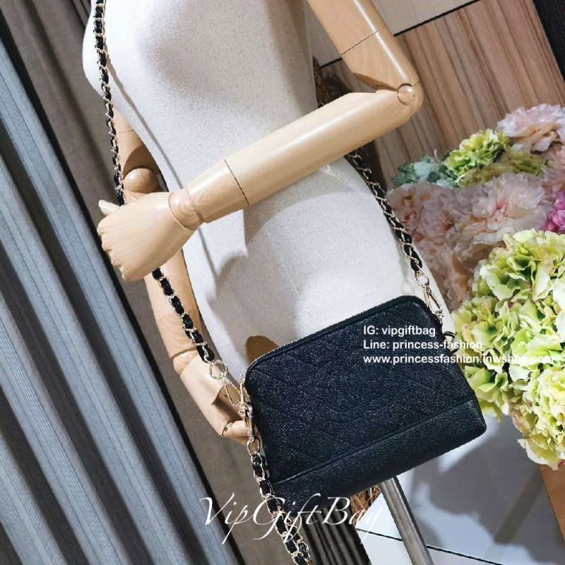 Chanel Shoulder Bag With Chain VIP Gift With Purchase (GWP) พรีเมี่ยมกิ้ฟ Chanel Perfume Counter วัสดุหนังคาเวียร์สวยหรูอยู่ทรง เปิดปิดด้วยซิปสะดวกใช้หัวซิปแบรนด์ ห้อยอะไหล่โลโก้ทองเพิ่มดีเทลเก๋ ภายในมีโลโก้และช่องซิป ใส่กระเป๋าสตางค์ มือถือ iphone ได้ มา