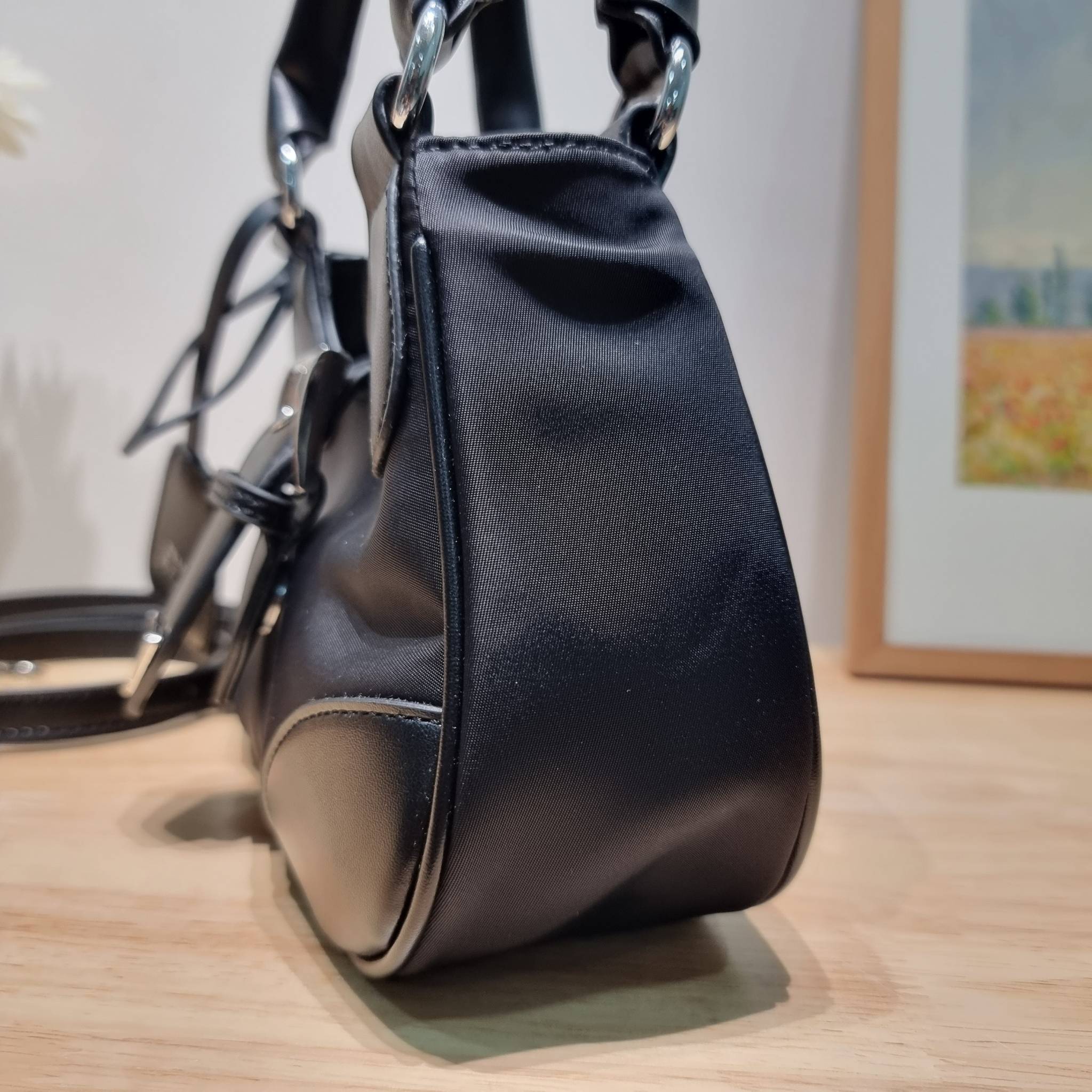 Prada Moon bag / PRADA RE-NYLON AND LEATHER MOON PADDED BAG ใหม่ล่าสุด กับคอลที่ใครๆเห็นก็ต้องรัก ขนาดกำลังน่ารัก ดีไซน์สวยดุ และยังดูแพงได้อีก