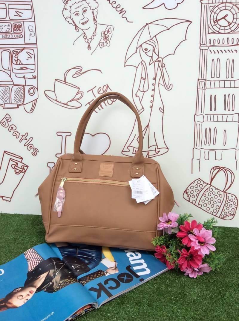 Anello PU Leather boston bag แบรนด์ฮิตติดชารจ์กับรุ่นใหม่ที่ไม่ควรพลาดรุ่นนี้เป็นหนัง pu กันน้ำได้ ใช้งานง่าย เปิดปิดด้วยซิปคู่ ปากกระเป๋ามีโครงเปิดได้กว้าง จุของได้มาก มี่ช่องเล็กด้านใน อีก 2 ช่อง ใส่หนังสือ Notebook หรือเสื้อผ้าได้คะ ด้านใต้มีหมุดรองฐาน