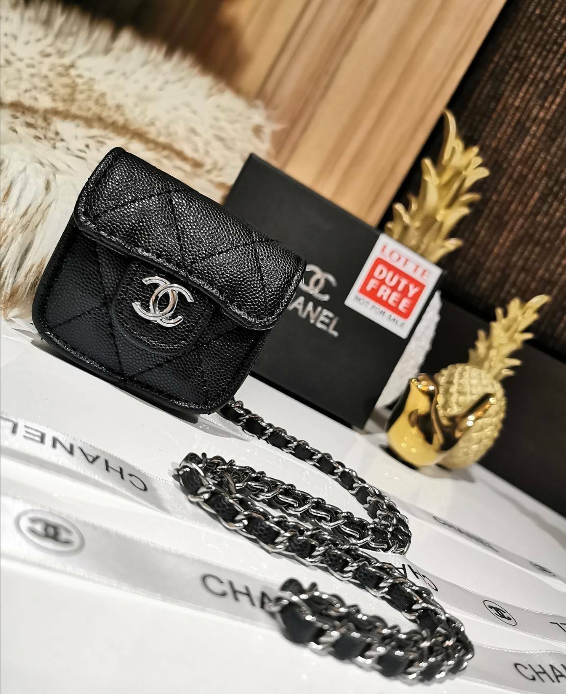 พรีเมี่ยมกิ๊ฟแท้ 100% 】CHANEL MINI BLACK CAVIAR BAG VIP GIFT WITH PURCHASE (GWP) พรีเมี่ยมกิ้ฟ Chanel Lotte Duty Free รุ่นใหม่ล่าสุดไอเท็มแนะนำ กำลังฮิตสุดๆวัสดุหนังคาเวียร์สุดคลาสสิคเปิดปิดด้วยฝาปิดกระดุม ด้านหน้าประดับโลโก้แบรนด์อะไหล่เงินสวยหรูดูดีมาพร
