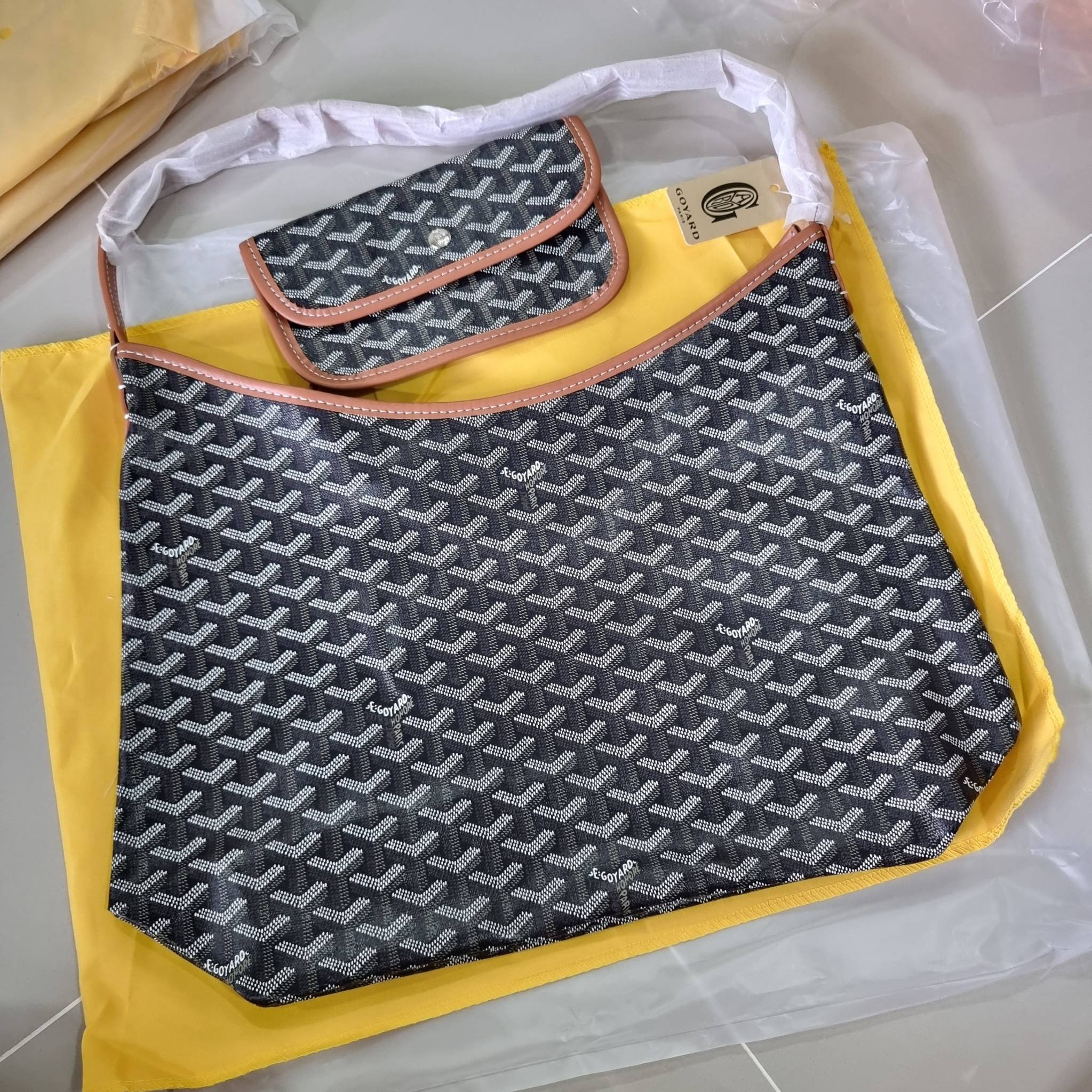 GOYARD BOHEME HOBO BAG / GOYARD HOBO กระเป๋าสะพายทรงโฮโบ ใบใหญ่จุใจ!! มาครบสีขายดี เลิศทุกสี รูปทรงคลาสสิค ดีไซน์เป็นเอกลักษณ์ วัสดุหนังแคนวาสพิมพ์ลายสวยคม ปากกระเป๋ามีซิปเปิด-ปิดกันของหล่นได้ ภายในโล่งกว้างมาก มาพร้อมสายคล้องในตัว ทนทาน สะพายสวยๆได้ทุกวั