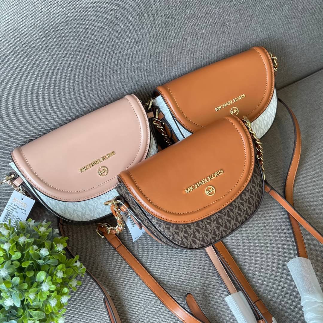 MICHEAL KORS กระเป๋าแบรนด์ดังจาก michael kors กระเป๋าทรงยูสุดชิค งานดี หนังสวยมากก เปิดปิดด้วยกระดุมแม่เหล็ก สายสะพายปรับระดับได้ มาพร้อมกล่อง+การ์ด เลอค่ามากแม่!