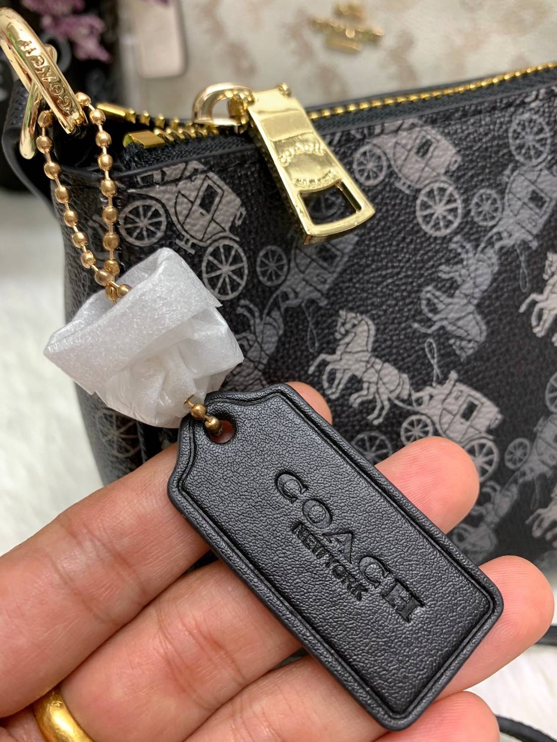 COACH POUCH HORSE AND CARRIAGE PRINT ((36674)) รุ่นแนะนำ ได้ไปไม่ผิดหวังแน่นอนค่ะ! กระเป๋าหิ้ว//สะพายไหล่//สะพายข้างได้ วัสดุ pvc นิ่มอย่างดี ลายรถม้าทั้งใบ สวยงามค่ะ เปิดปิดกระเป๋าแบบซิป ภายในสามารถใส่กระเป๋าเงินใบยาวได้;ของจำเป็นได้ครบค่ะ มีช่องเล็กให้ใ