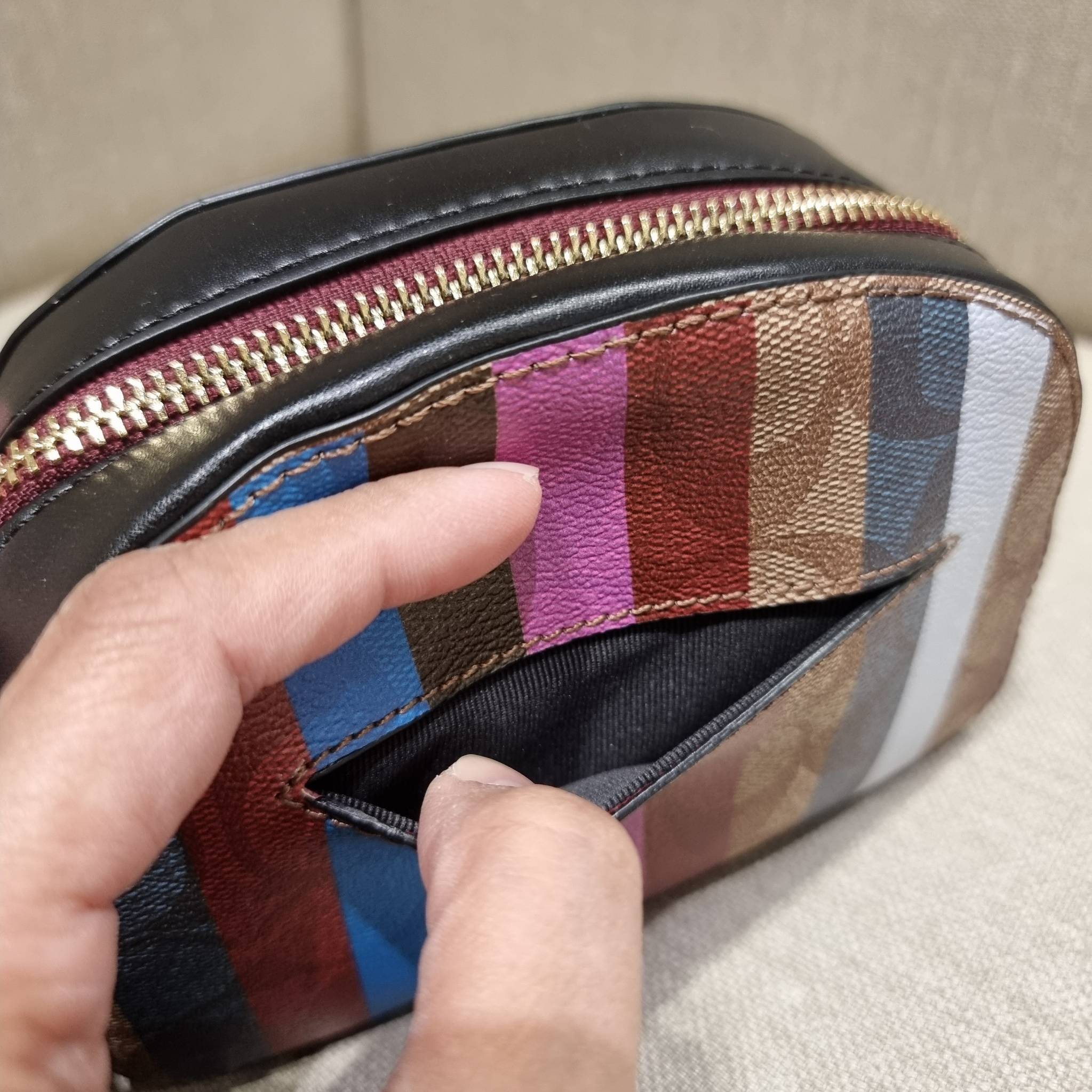 OUTLET 】COACH C5590 MINI SERENA CROSSBODY IN SIGNATURE CANVAS WITH STRIPE PRINT มาจ้าแม่ มาหนักๆอีกแล้ว กับคอลเลคชั่นที่ขายดี ขายหมด ไม่เคยพอจะขาย!! มินิเซเรนา ดีไซน์สดใส น่ารักน่าใช้ที่สุด วัสดุหนังแคนวาสเคลือบลาย เปิด-ปิดด้วยซิป สะดวกใช้ ภายในเป็นช่องโล