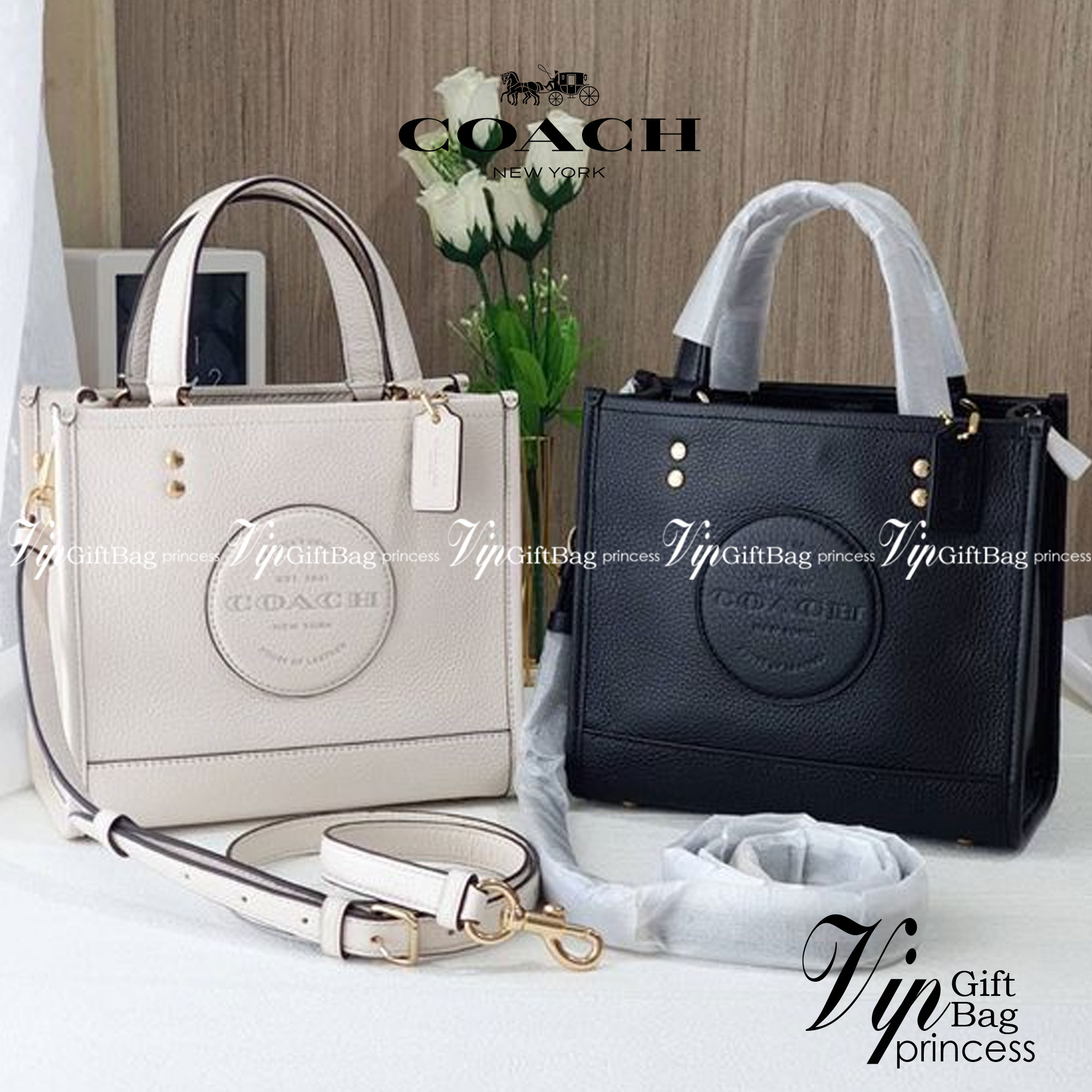 ใหม่ล่าสุด อดใจยังไงไหว COACH Dempsey Field Tote 22 C5268 โทนสีขาวล้วน ดำล้วน สุดคลาสสิก พร้อมส่งความสวยที่ไทยค่ะ! กระเป๋าทรง Tote ขนาดพอเหมาะลำตัว พกพาง่ายสะดวกได้กับทุกๆวัน ด้านหน้าปั้มโลโก้แบรนด์ตัวใหญ่สวยค่ะ;เปิดปิดกระเป๋าแบบกระดุมแม่เหล็ก ภายในใส่กระ