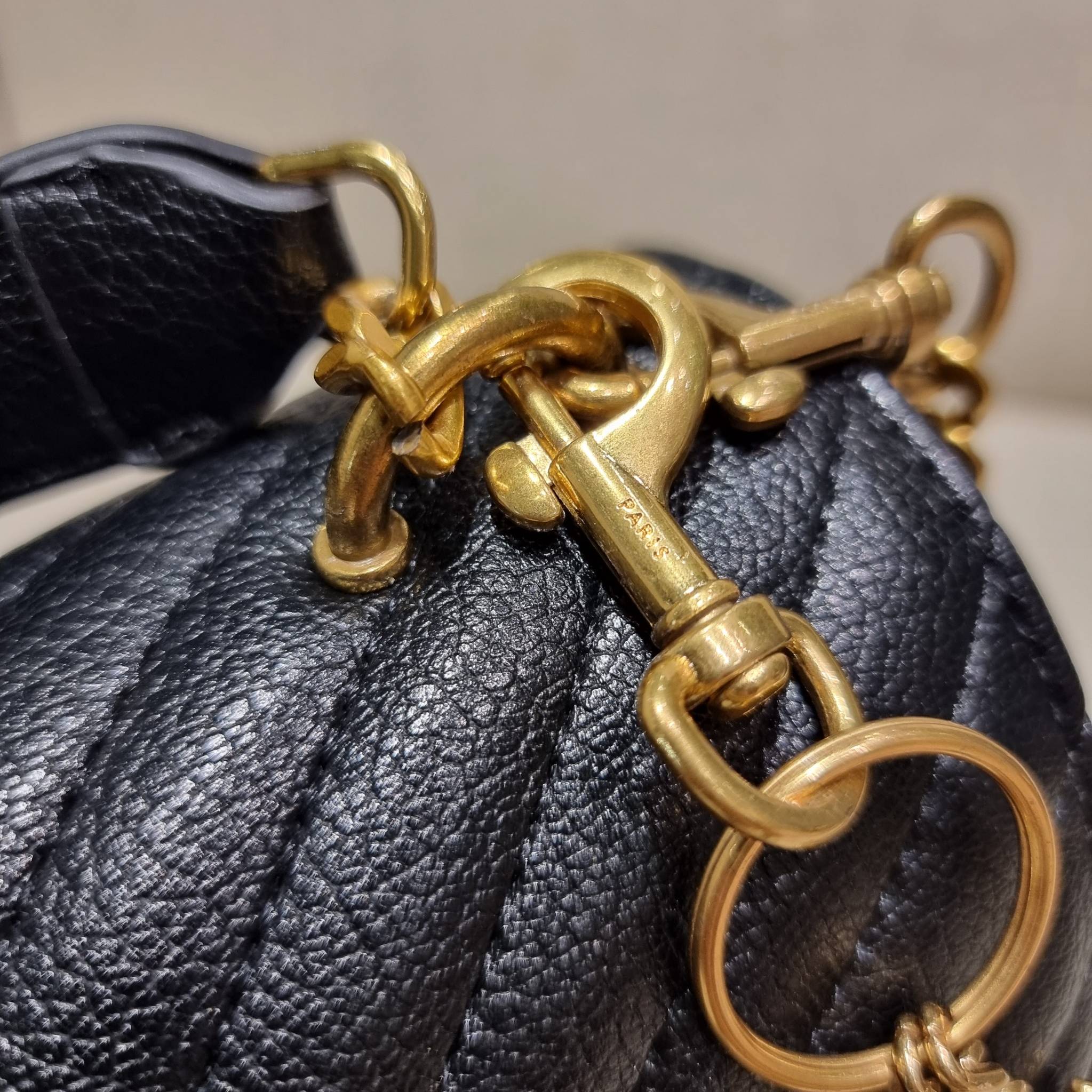 Yves Saint laurent crossbody boutique vip bag กระเป๋าสะพายไหล่ ดีไซน์ทรงสวยหรู พิเศษ แถมฟรี พวงกุญแจห้อยโลโก้ ดูแพงไปหมดจริงๆไอเท็มนี้ วัสดุหนังสังเคราะห์ลายคาร์เวีย เปิด-ปิดด้วยกระดุมแม่เหล็ก ภายในโล่งกว้าง แบ่งสัดส่วนไว้อย่างดี มาพร้อมหูจับในตัว และสายส