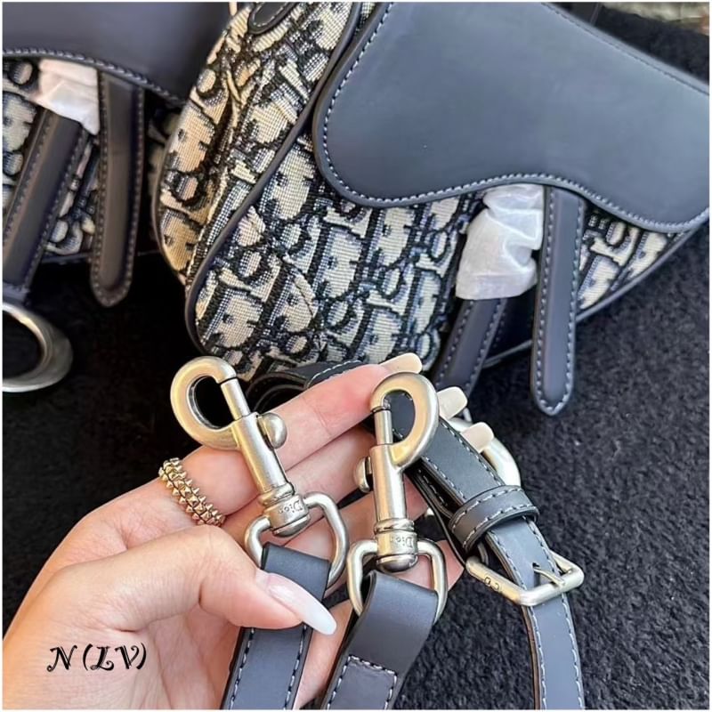 DIOR Saddle bag with shoulder strap Dior Oblique jacquard fabric and smooth Leather กระเป๋าสะพายทรงอานม้า กระเป่าที่มีเอกลักษณ์สวยงามเหนือกาลเวลา รุ่นใหม่ฝาพับแบบหนัง ทรงสวยไม่ซ้ำใคร