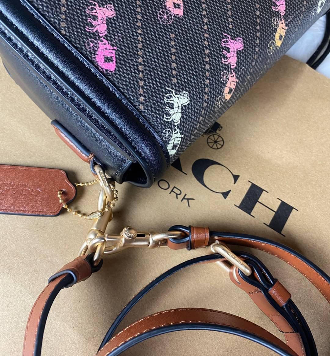 OUTLET 】COACH SADDLE BAG WITH HORSE AND CARRIAGE DOT PRINT (COACH C4059) กระเป๋าสะพายข้าง ลายม้าและรถลาก item ใหม่ที่สาวๆต้องมีนาทีนี้ห้ามพลาด รูปทรงโค้งมน วัสดุ พีวีซี ผ้าใบเคลือบพิมพ์ลายเป็นหนังเรียบ ทนทานและกันคราบสกปรกทั้งสี่ด้านเป็นหนังคุ้มสุดๆ ภายใน