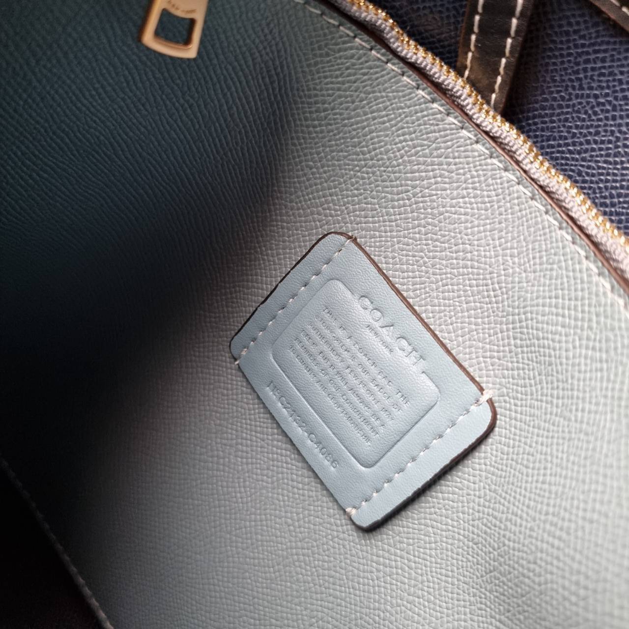 COACH C4086 MOLLIE TOTE 25 IN SIGNATURE JACQUARD WITH STRIPES แจกความสดใสด้วยลุคคัลเลอร์ฟูล กระเป๋าทรงโท้ท มินิไซส์ ตกแต่งลายเอกลักษณ์ถักทออยู่บนผ้า jacquard ตัดกับลายเส้นสีสันสวยงาม ลงตัวไม่ซ้ำใคร ภายในเป็นช่องโล่ง มีช่องซิปกลางใส่ของได้ ขนาดกำลังดีแบบใส