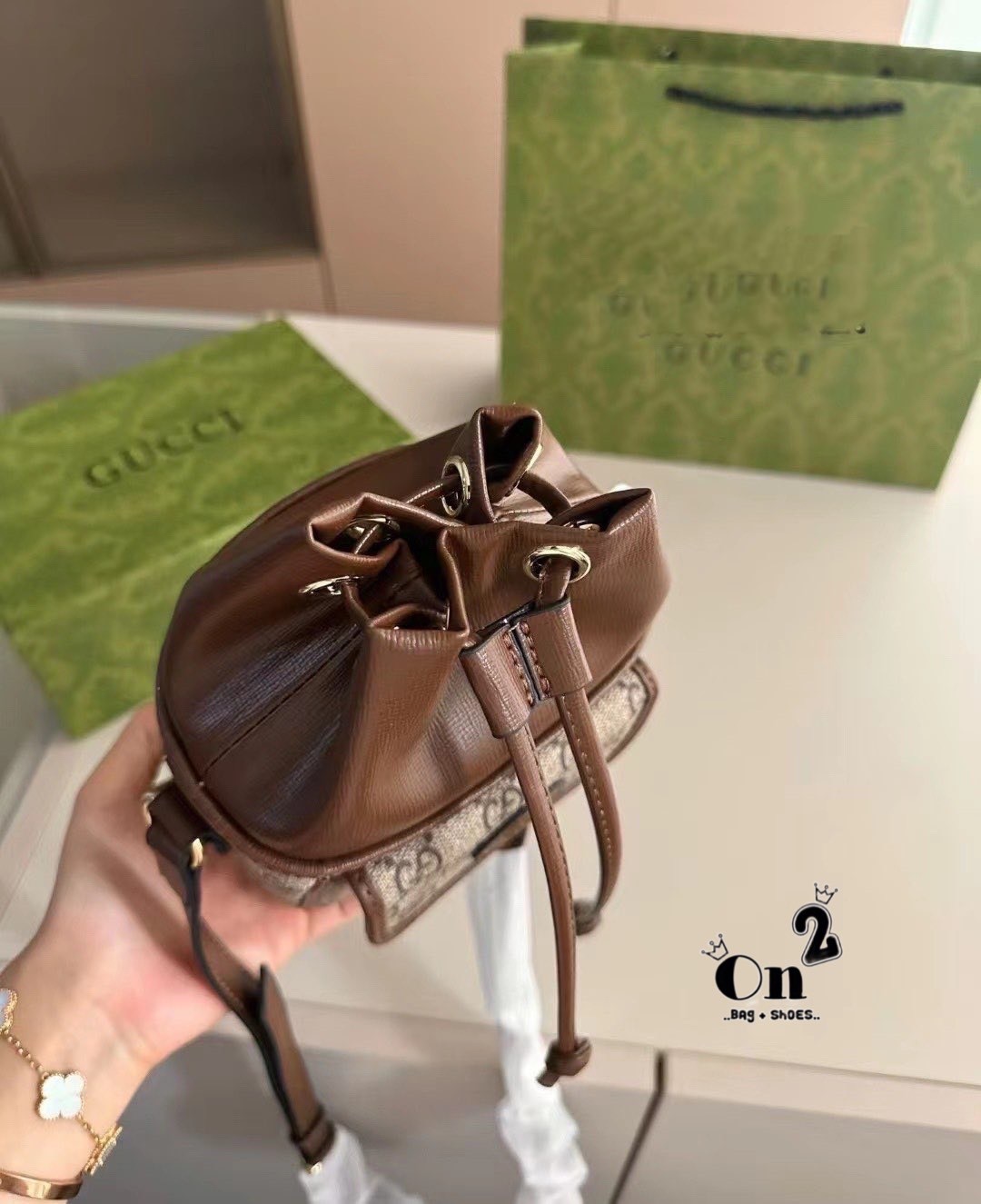 GUCCI GG Supreme canvas bucket crossbody bag / Gucci Bucket Monogram Canvas Bag พร้อมส่ง กระเป๋าสะพายทรงบัคเก็ต จะชุดสบายหรือชุดเต็ม ใบนี้พร้อมมาก ใช้ได้ทั้งชายหญิง ดีไซด์สวยงานจริงเเค่นี้ก้ได้ลุคดูดี แมทซ์ง่ายกับทุกชุด