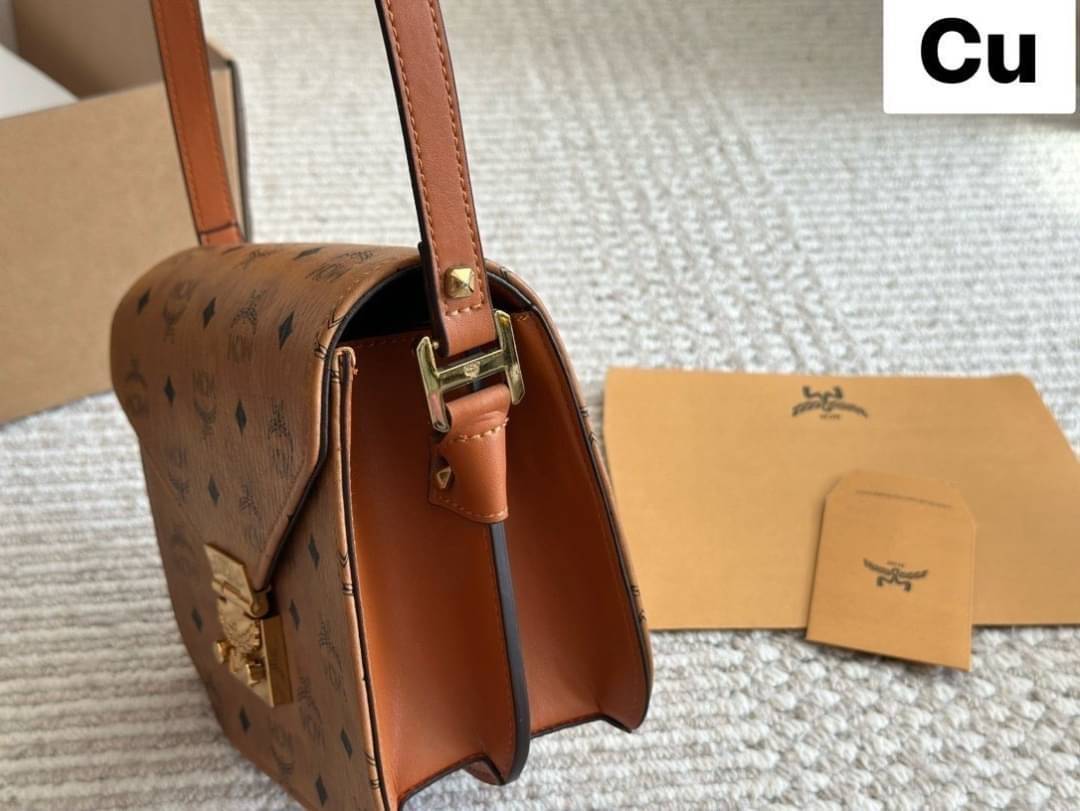 ORI | M.C.M Patricia Shoulder Bag In Visetos กระเป๋าสะพายดีไซน์มีสไตล์ ดูดีมีสเน่ห์ด้วยทรงกระเป๋าที่โค้งรับฐาน ให้ความรู้สึกนุ่มนวล แมทช์ได้กับทุกลุค