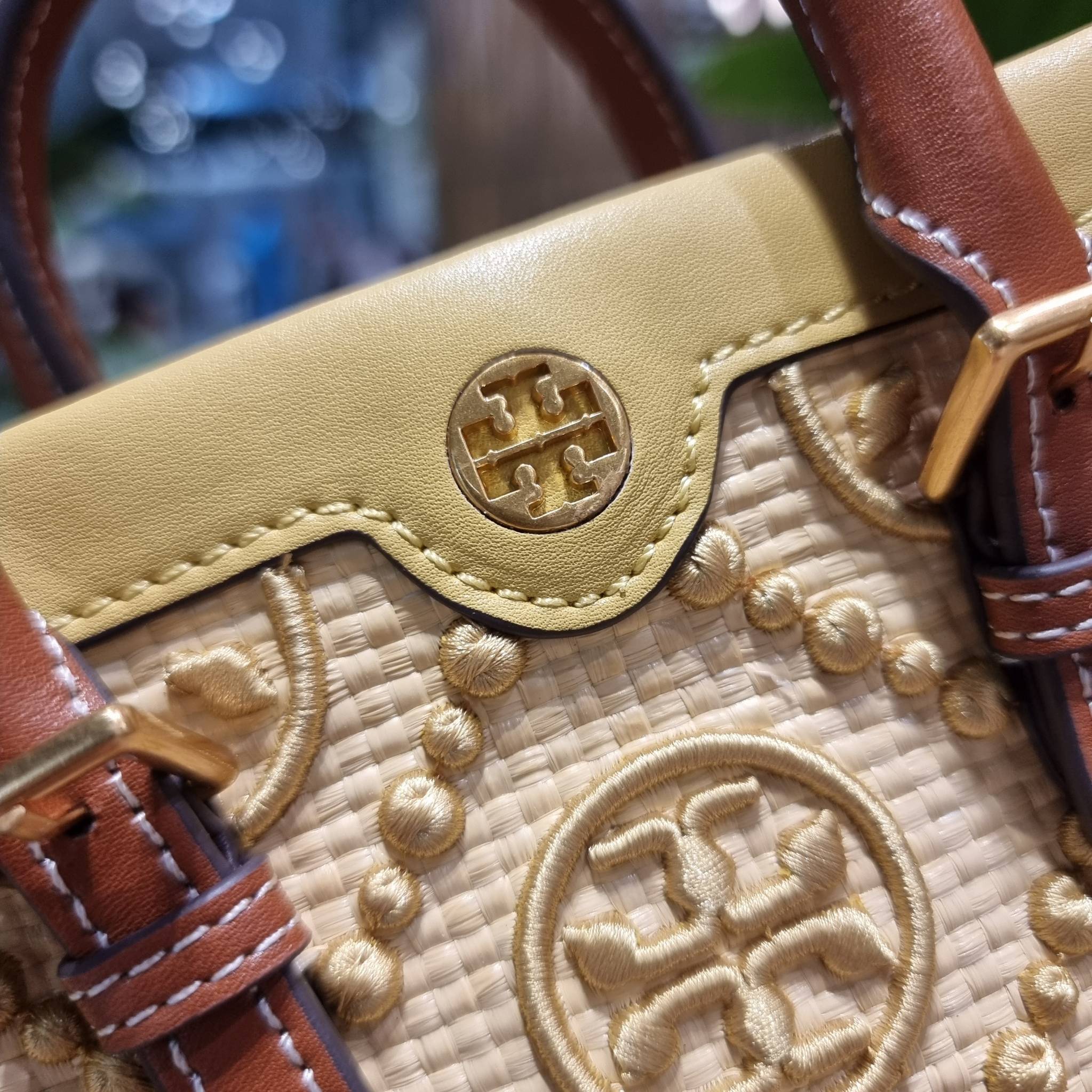 TORY BURCH T MONOGRAM STRAW MINI TOTE สวยสุด ดูแพงสุด!! ต้องยกให้เลย กับไอเท็มนี้ กระเป๋าสะพายทรงโท้ท ไซส์มินิ มีลูกเล่นที่ดีเทลเยอะมาก ด้วยงานฝีมือปักสานด้วยวัสดุจากกธรรมชาติ ถักทอเป็นลายเส้นขึ้นลายนูน ตัดขอบด้วยหนังแท้ และยังโดดเด่นด้วยหูจับในตัวโทนสีอุ