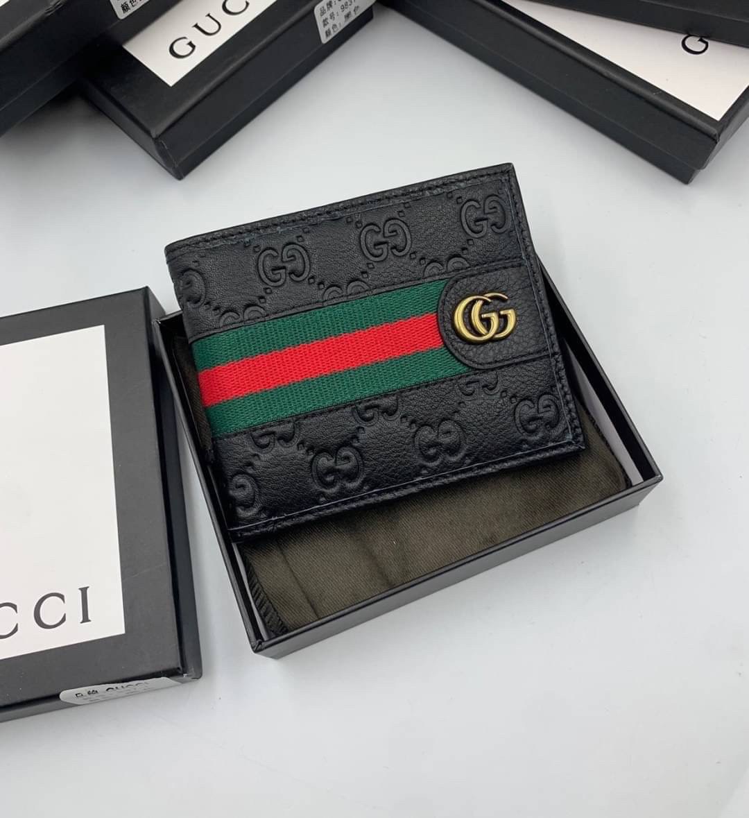 หนังแท้ GUCCI Men Short Wallet รุ่นใหม่ล่าสุด!! หนังสวยเริด ดีงามมากค่าาา กระเป๋าสตางค์ใบสั้น ดีไซน์ใหม่ สวยดูหรู ถือใช้กำลังเหมาะมือ ใส่บัตรได้เยอะ ใส่ธนบัตรได้ทุกชนิด มาครบ set พร้อมส่ง!! เป็นไอเท็มที่หนุ่มๆต้องมีจริงๆจ้า 😎😎
