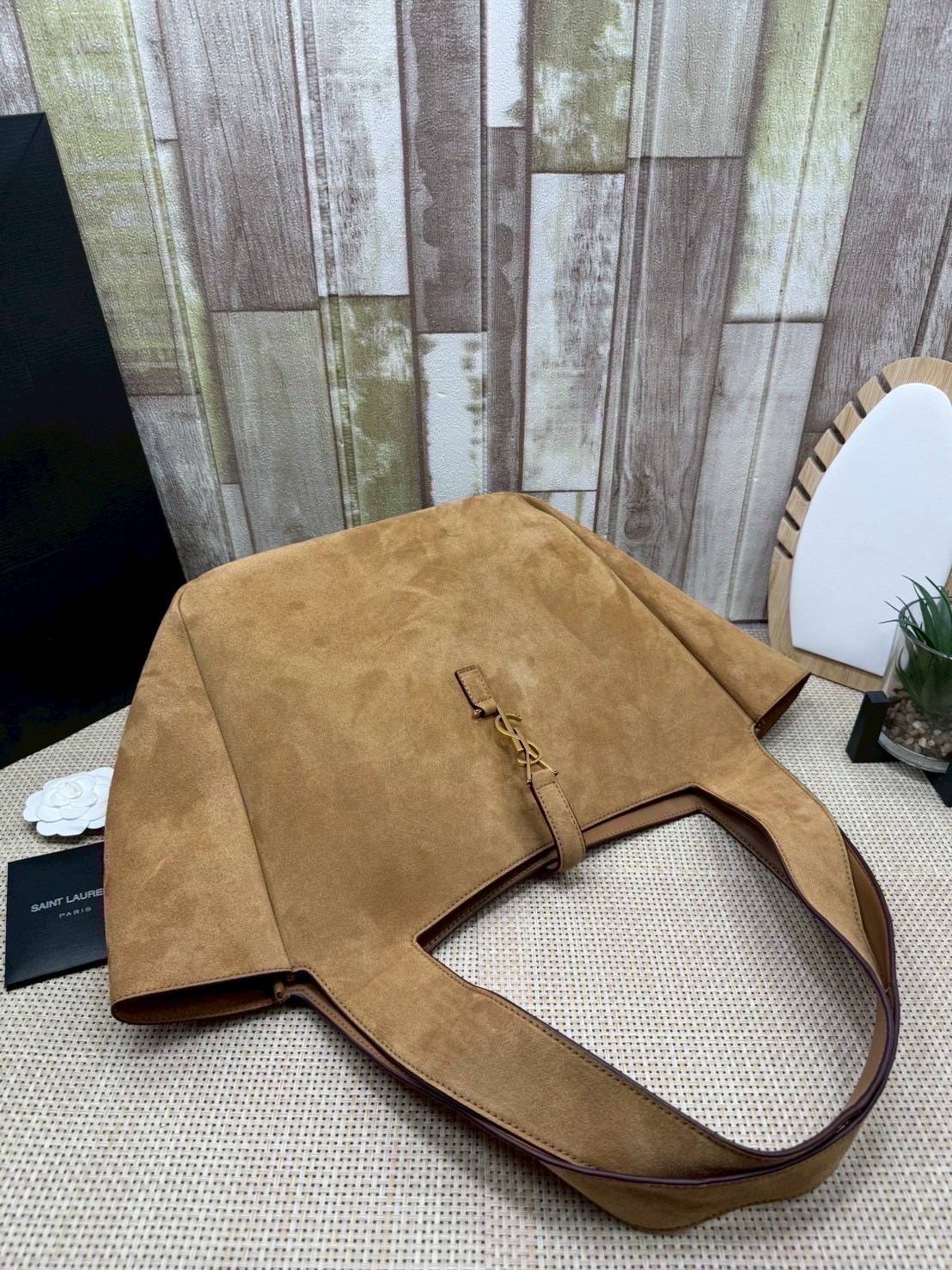ORI หนังแท้ | YSL Le 5 À 7 Bea suede tote bag / YSL Hobo bag brown suede bag กระเป๋าทรงโท้ทงานหนังกลับ สวยเด่นเป็นเอกลักษณ์ ดีไซน์เรียบแต่มาก สวยดูแพง ภายในโล่งกว้าง จุของได้เยอะ