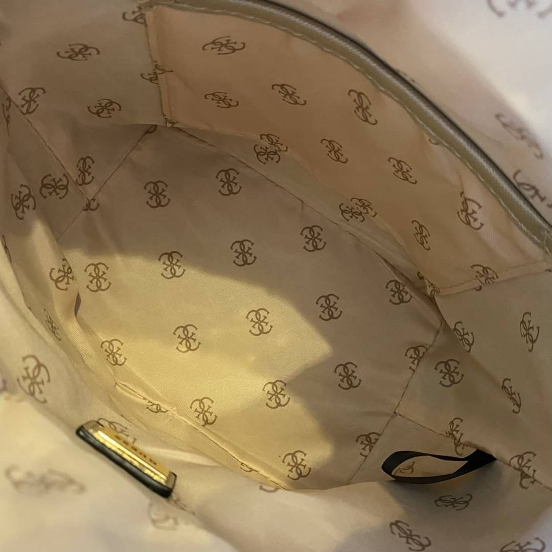 Guess Agata Bucket Handbag กระเป๋ารุ่นใหม่ล่าสุดทรงถังสุดน่ารัก พิมพ์ลายรอบใบ วัสดุ Saffiano PU คุณภาพดี นิ่ม น้ำหนักเบา ด้านหน้าประดับด้วยโลโก้แบรนด์สวยโดดเด่น เปิด-ปิดด้วยเชือกหนังใช้หูรูดปลายเชือกประดับอะไหล่ทองสะดวกใช้ ด้านในโล่งกว้างมีช่องเล็กสำหรับใ