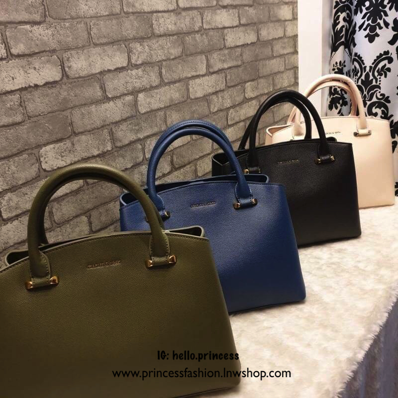 CHARLES & KEITH CLASSIC TOP HANDLE BAG กระเป๋าถือหรือสะพายใบใหญ่ ทรงแข็ง หนัง pu สวย ดีไซน์เรียบหรู ดูดี ด้านหน้าป้ายโลโก้แบบนูน ด้านหลังมีซ่องซิป 1 ช่อง เปิด-ปิดแบบกระดุมแม่เหล็ก ภายในมี 2 ช่องใหญ่ คั่นกลางด้วยช่องซิป มีหมุดรองรองฐานสี่มุม มาพร้อมสายสะพา