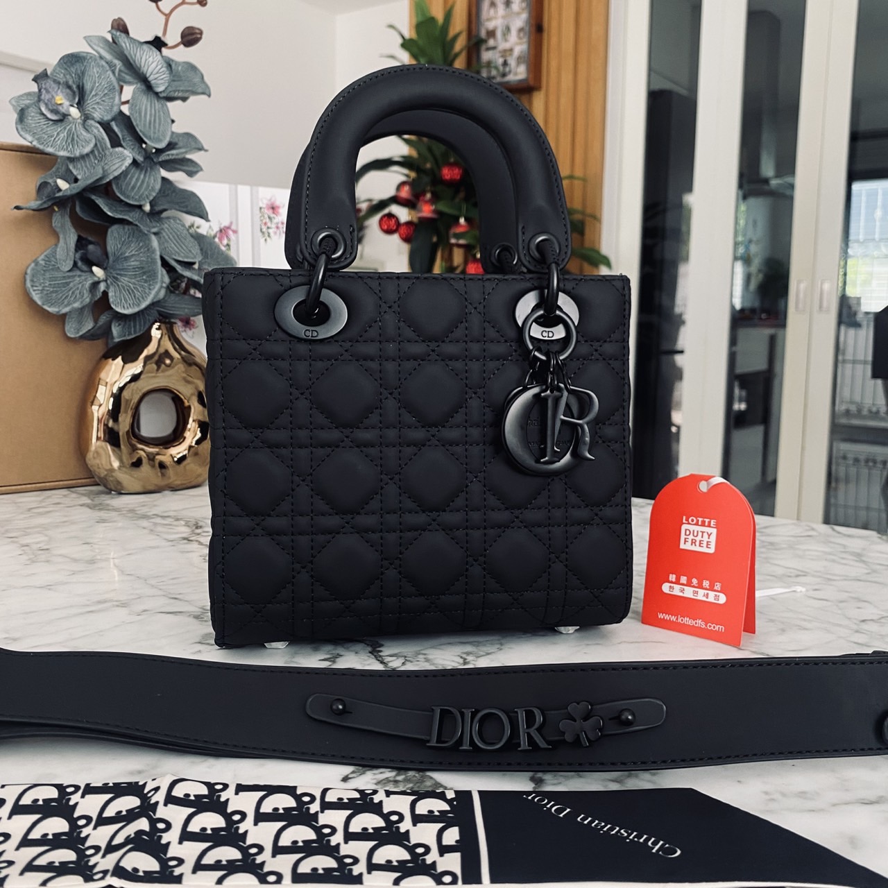 DIOR Small Lady My ABCDior bag Black Cannage Ultra-matte กระเป๋าสะพายดีไซน์เรียบหรู ทรงกล่องคลาสสิค โดดเด่นด้วยพวงกุญแจอะไหล่สีเดียวกับตัวกระเป๋า สีดำผิวแมทท์สุดคลาสสิก ลายเส้นซ้อนทับสวยงาม