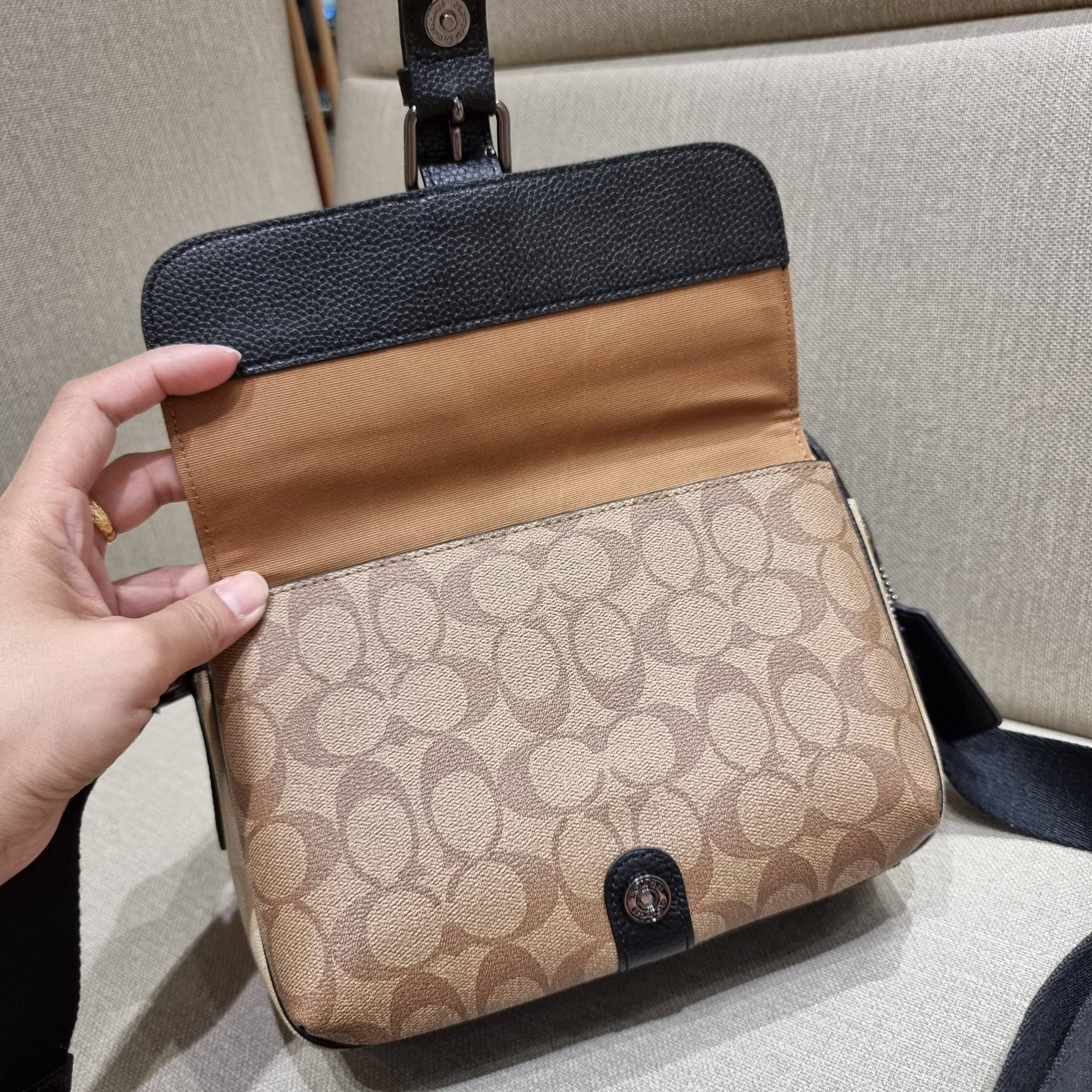 COACH C6080 HUDSON CROSSBODY IN BLOCKED SIGNATURE CANVAS ยกความคูลมาให้หนุ่มๆถึงที่!! ไอเท็มเด็ดหายาก กระเป๋าสะพายข้างดีไซน์ตัดสี เท่ไม่ซ้ำ วัสดุหนังแคนวาสสลับหนัง pepble ทนทาน ใช้งานง่าย ด้วยฝาปิดแบบกระดุมแม่เหล็กด้านหน้า และซิปที่ช่องหลัก ใช้ของได้เลยแบ