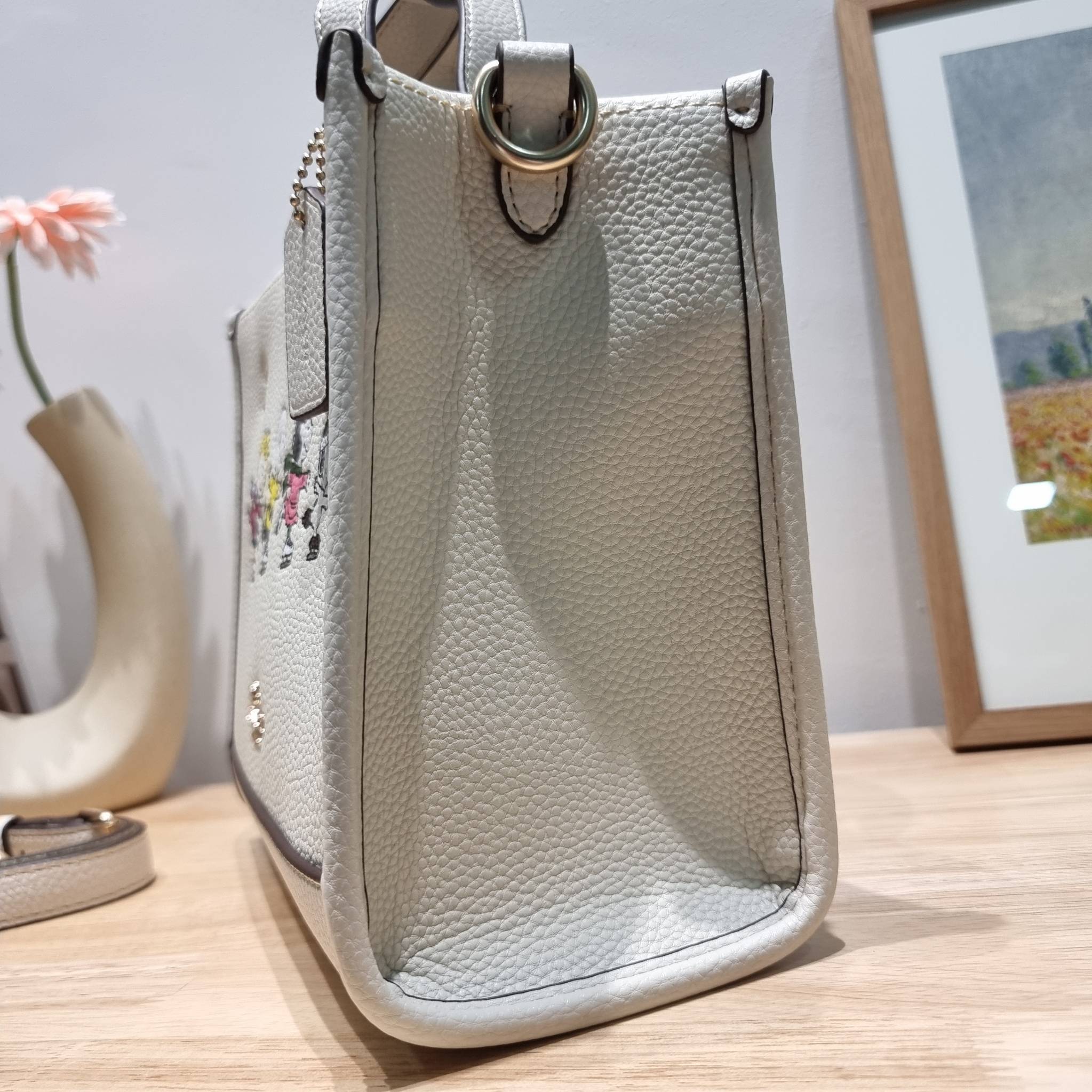 Coach X Peanuts Dempsey Tote 22 With Snoopy And Friends Motif CE850 คอลเลคชั่นใหม่ น้องน่ารักเกินต้านไปมาก!! กับกระเป๋าทรงโท้ท ไซส์กำลังสวย ดีไซน์ ลายการ์ตูนยอดฮิต ที่ใครๆก็ต้องรู้จัก พิมพ์คมชัดลงบนหนัง pepble ผิวสัมน่าใช้ ปากกระเป๋ามีกระดุมแม่เหล็กปิดกัน