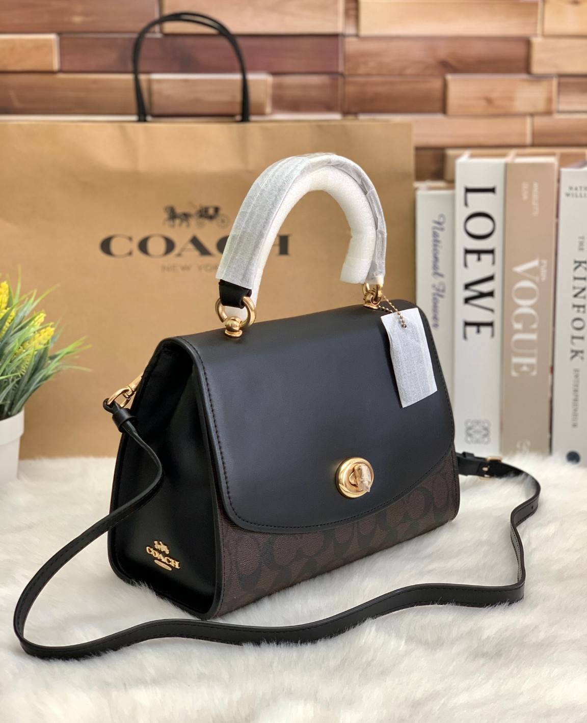 สวย หรู ดูดี รุ่นนี้กัยเลยค่า!! COACH TILLY TOP HANDLE SATCHEL IN SIGNATURE ((76620)) พร้อมส่งความสวย ห้ามพลาดค่ะ! กระเป๋าหิ้ว//คล้องมือ//สะพายข้างได้ ทรงสวย หนังแท้เรียบ+ลายCได้สวยงามค่ะ เปิดปิดกระเป๋าแบบหมุนล็อค ภายในมีช่องหลักใส่ของ2ช่อง สามารถใส่กระเป