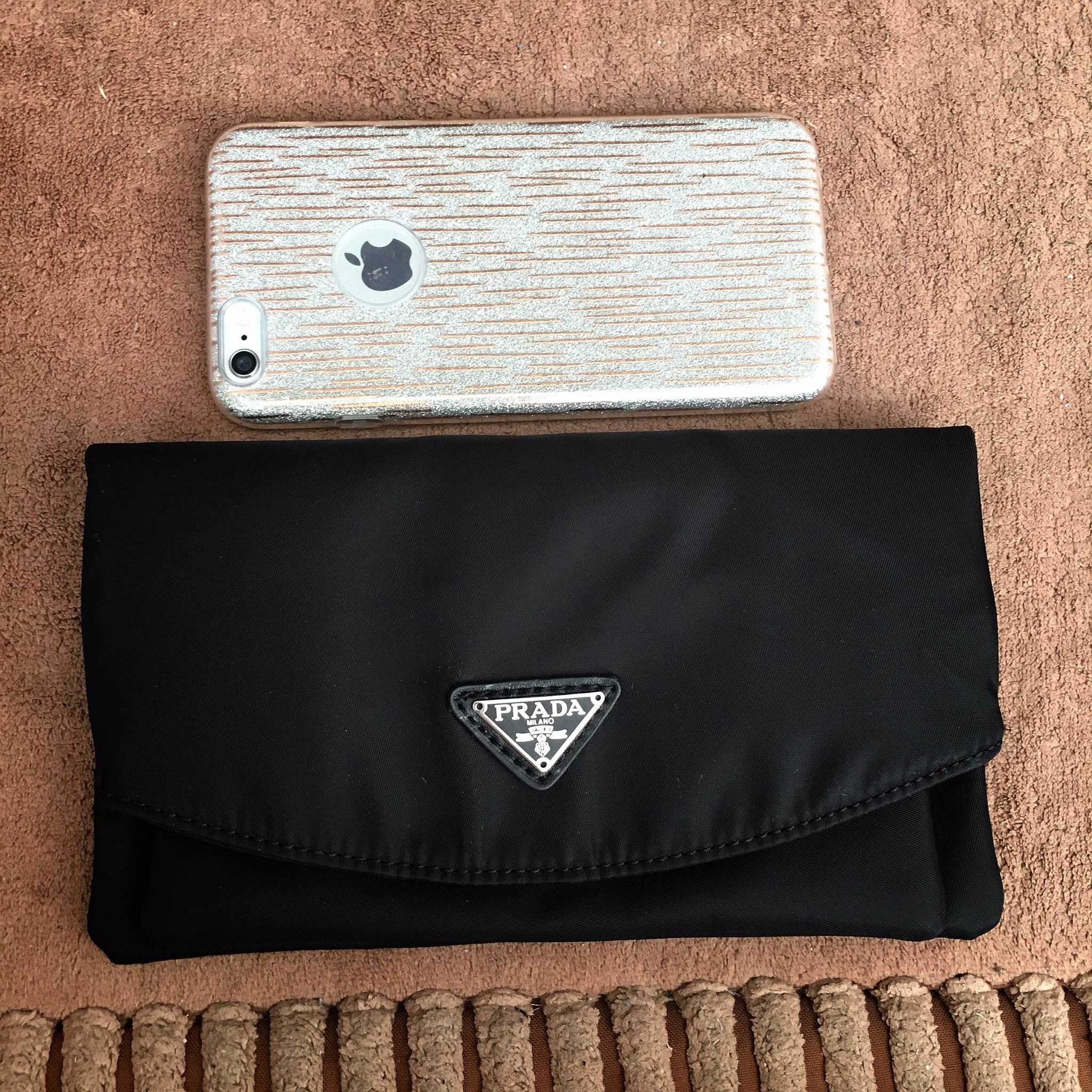 งานพรีเมี่ยมกิ้ฟ จากเคาเตอร์ต่างประเทศคะ 🐼รุ่น Limited edition ค่า ได้ กระเป๋าอเนกประสงค์ จากแบรนด์ PRADA มาค่า เป็น กระเป๋าผ้าไนล่อน ตามแบบฉบับของแบรนด์เลย หลงรักเลยคะ ใบนี้มีสายคล้องแขนให้คะ ขนาดกำลังดีคะ ตัวกระเป๋าเบามาก ใส่มือถือได้ทุกรุ่น ใช้