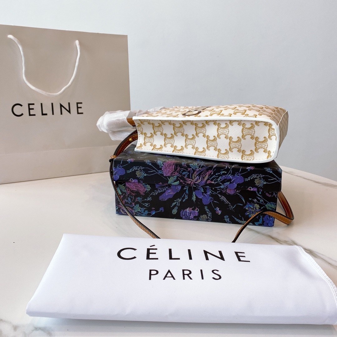 พรีเมี่ยมกิ๊ฟแท้ 100% 】CELINE HAND CARRY AND CROSSBODY BAG VIP GIFT WITH PURCHASE (GWP) พรีเมี่ยมกิ๊ฟ Limited จาก CELINE HAUTE PARFUME DUTYFREE COUNTER วัสดุ COATED CANVAS ดีไซน์ทรงเหลี่ยมสวยหรูสุดคลาสสิคในสไตล์สาว Lisa