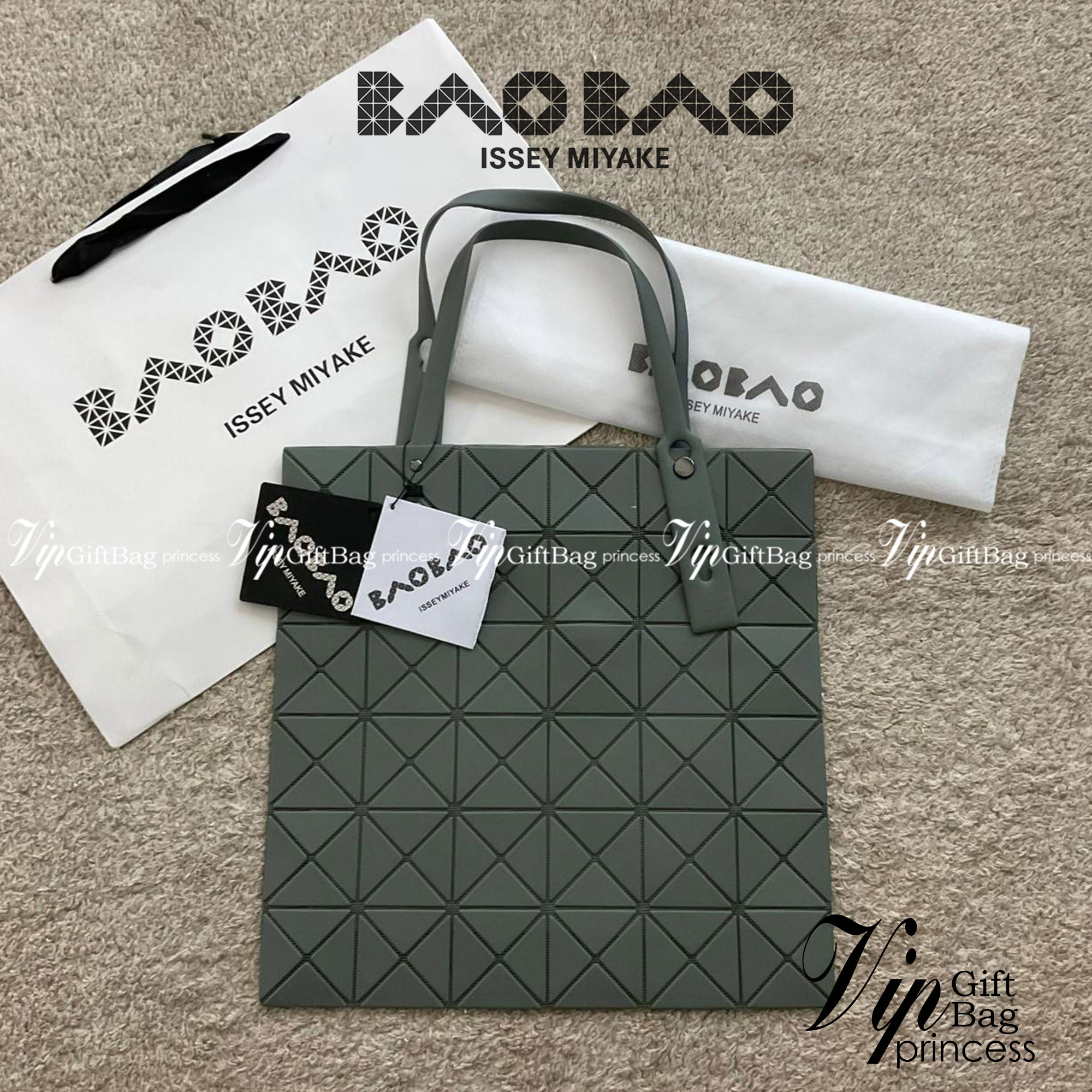 BAO BAO ISSEY MIYAKE LUCENT ONE-TONE กระเป๋าสะพายไหล่ ทรงโท้ท ใบใหญ่สวยมาก ปรับได้หลายทรงตามเอกลักษณ์เฉพาะของแบรนด์นี้ วัสดุ 100% POLYESTER PARTLY: SYMYHETIC LEATHER ด้านในใส่ของได้เยอะมาก ใส่ไอแพด สมุดโน้ตได้สบายเลย วัยทำงานหรือวัยนักศึกษา อย่างน้อยต้องม