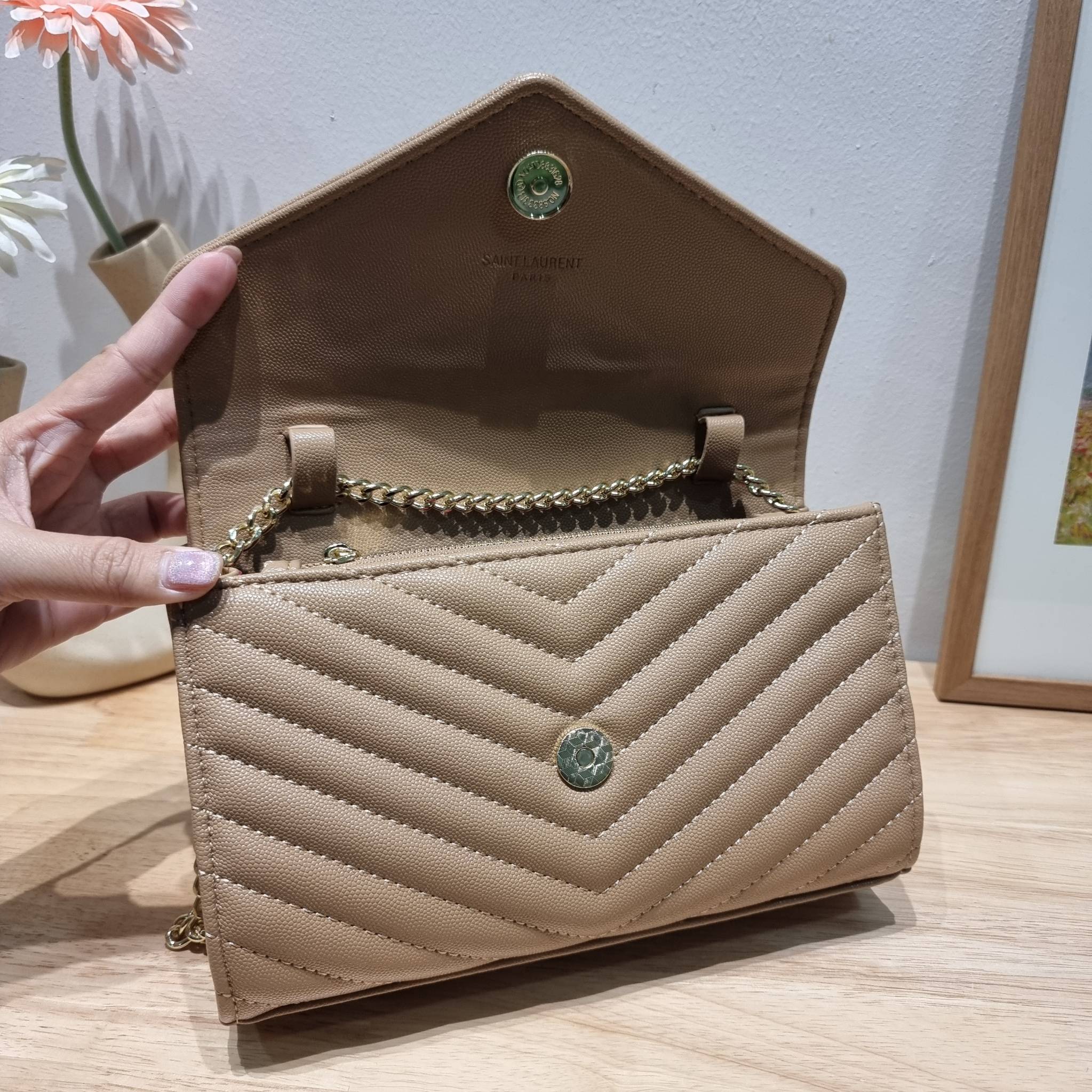 YSL WOC 9 ไม่เคยผิดหวังจริงๆ!! กับรุ่นที่สาวๆรู้กัน Yves Saint laurent clutch bag with chain กระเป๋าสะพายทรง woc สุดฮอต ดีไซน์เรียบหรู โดดเด่นด้วยโลโก้ด้านหน้า