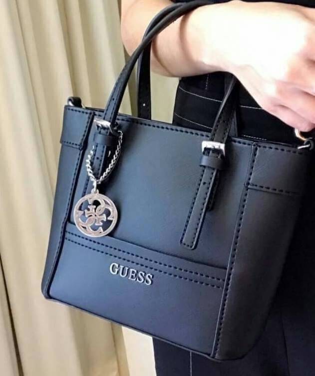 GUESS SAFFIANO MINI CROSS BODY BAG Best aellwr กระเป๋าถือหรือสะพายรุ่นยอดนิยมจาก GUESS หนัง Saffiano สวยอยู่ทรงสไตล์ PRADA ขนาดกำลังดี เบา ด้านหน้าประดับ logo brand มาพร้อมพวงกุญแจแบรนด์ห้อยที่หูกระเป๋า ถอดเเยกใช้ได้ เปิดปิดด้วยซิปสะดวกใช้ ภายในมี โลโก้ ช